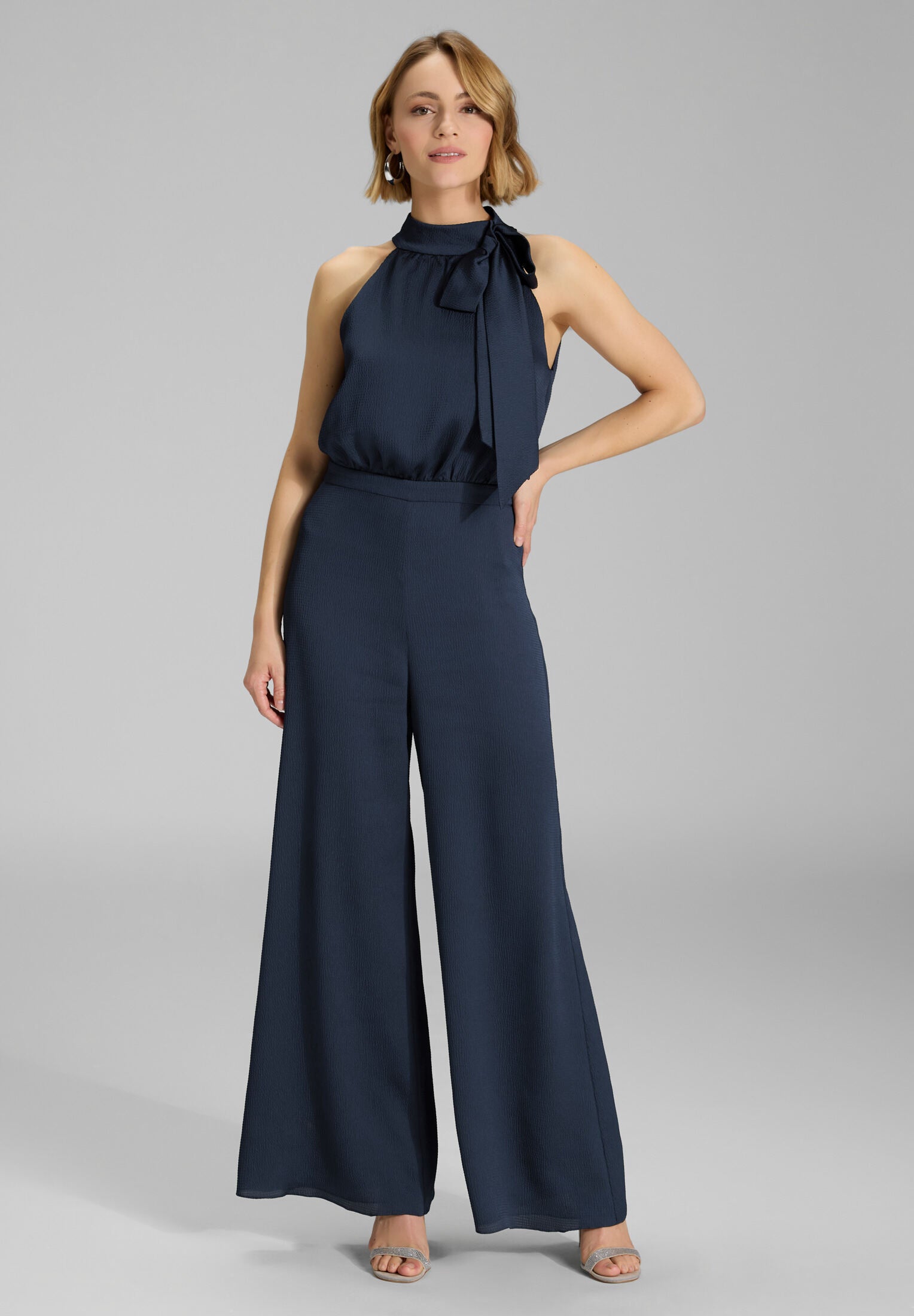 Jumpsuit mit Schluppe aus Satin navy
