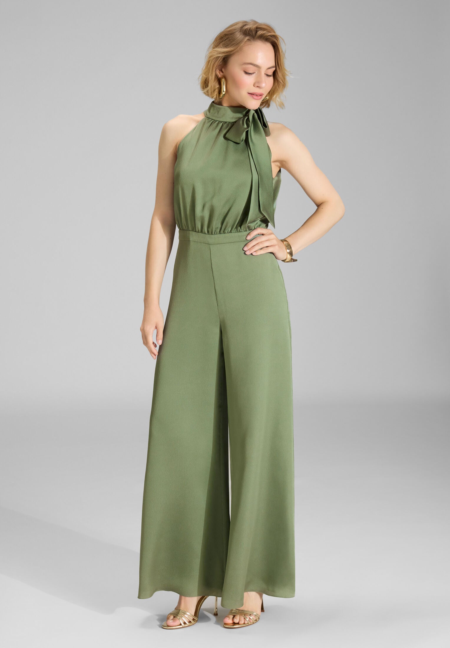 Jumpsuit mit Schluppe aus Satin matcha green