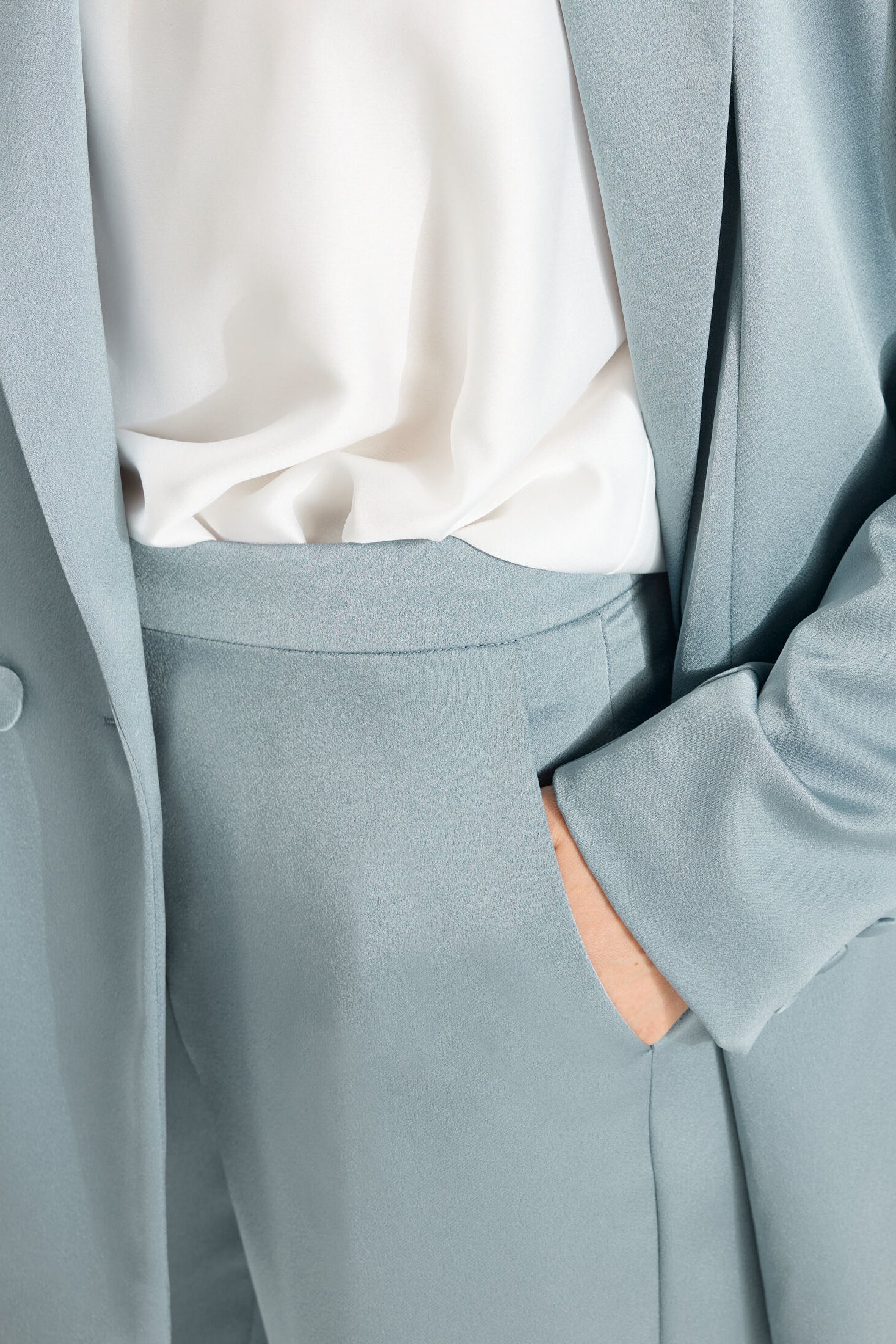 Hose aus Satin mit geradem Bein und Taschen