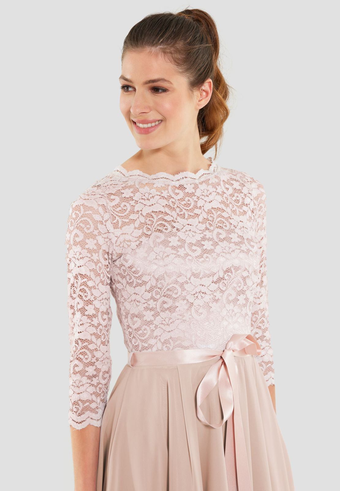 Kleid im zarten Spitzenlook und Dreiviertelarm