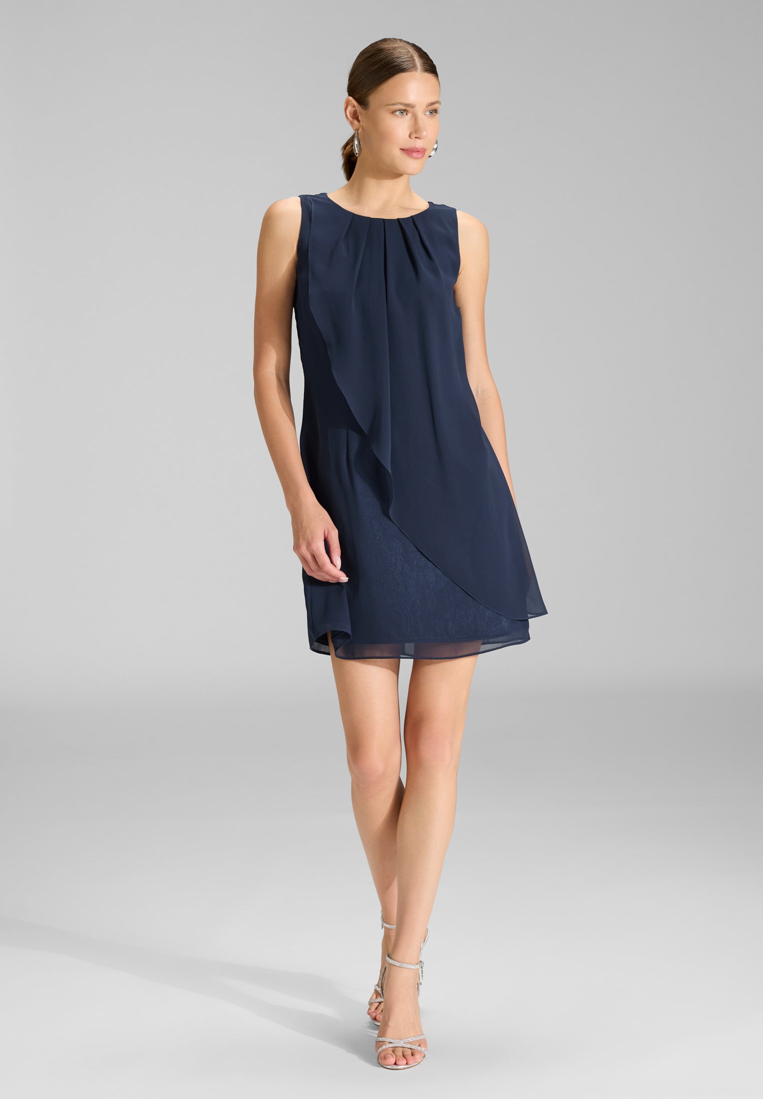 Fließend-fallendes Kleid in geradem Schnitt