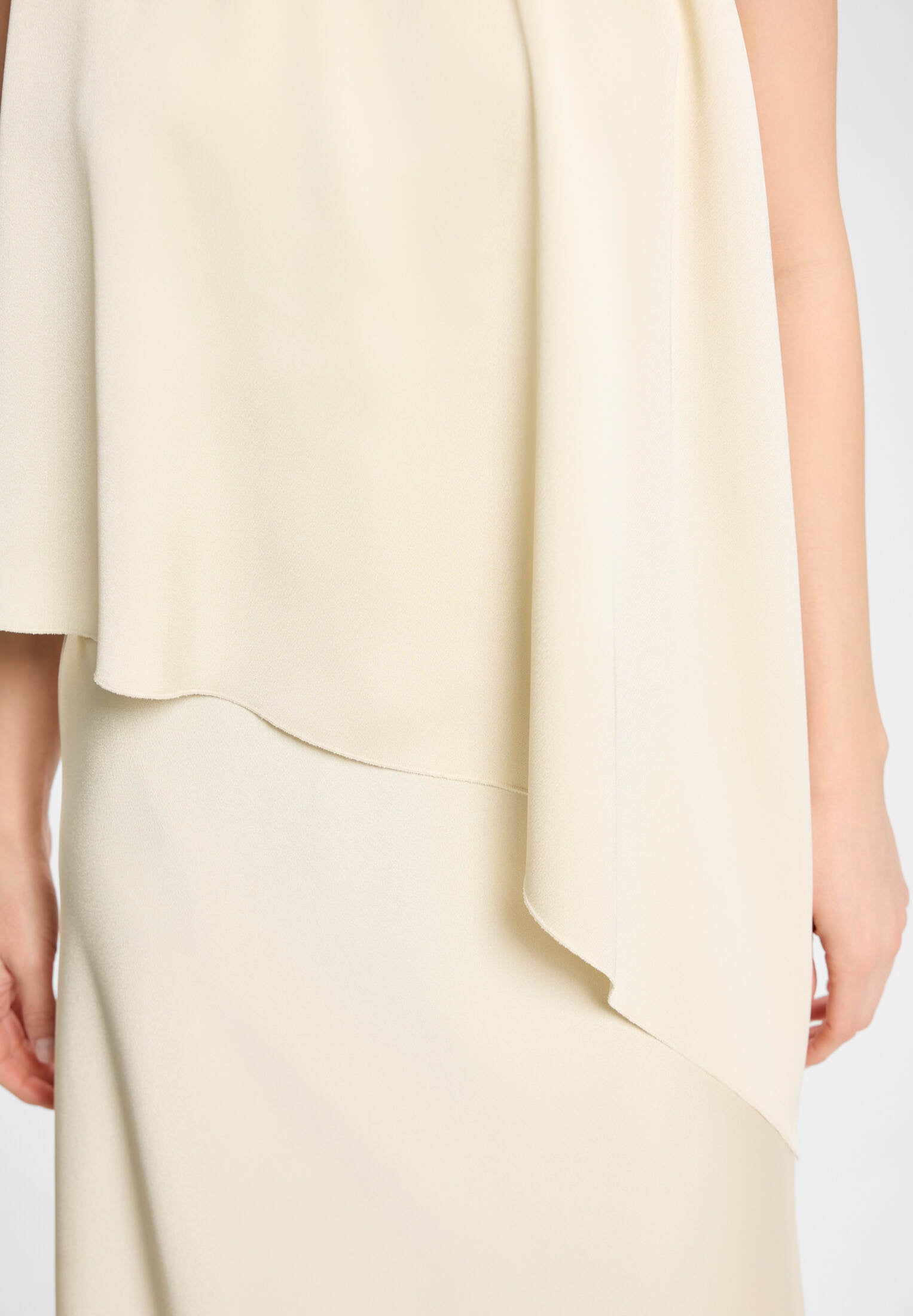 Cocktailkleid aus Satin mit amerikanischer Schulter