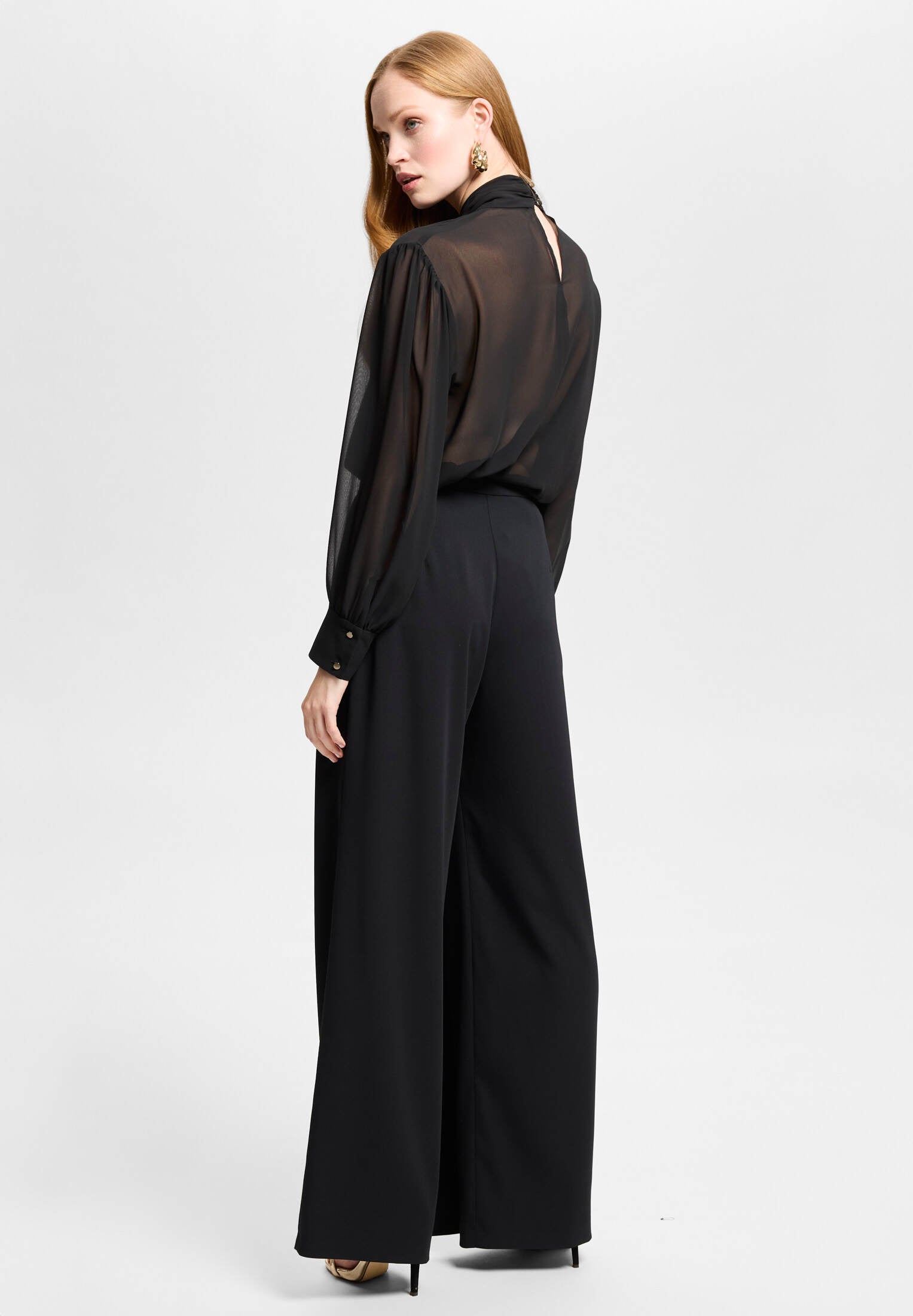 Bundfaltenhose mit asymmetrischer Überlappung