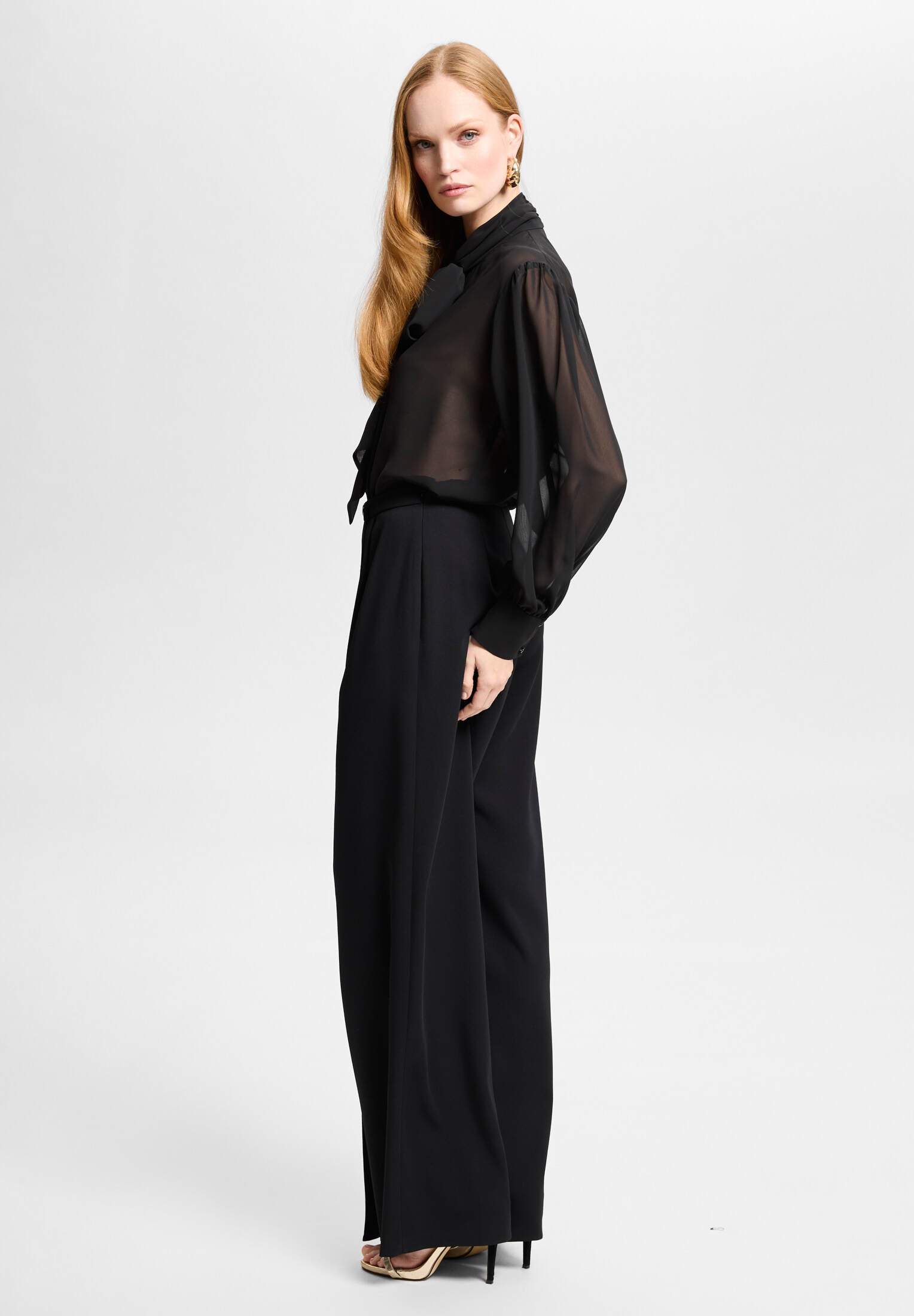 Bundfaltenhose mit asymmetrischer Überlappung
