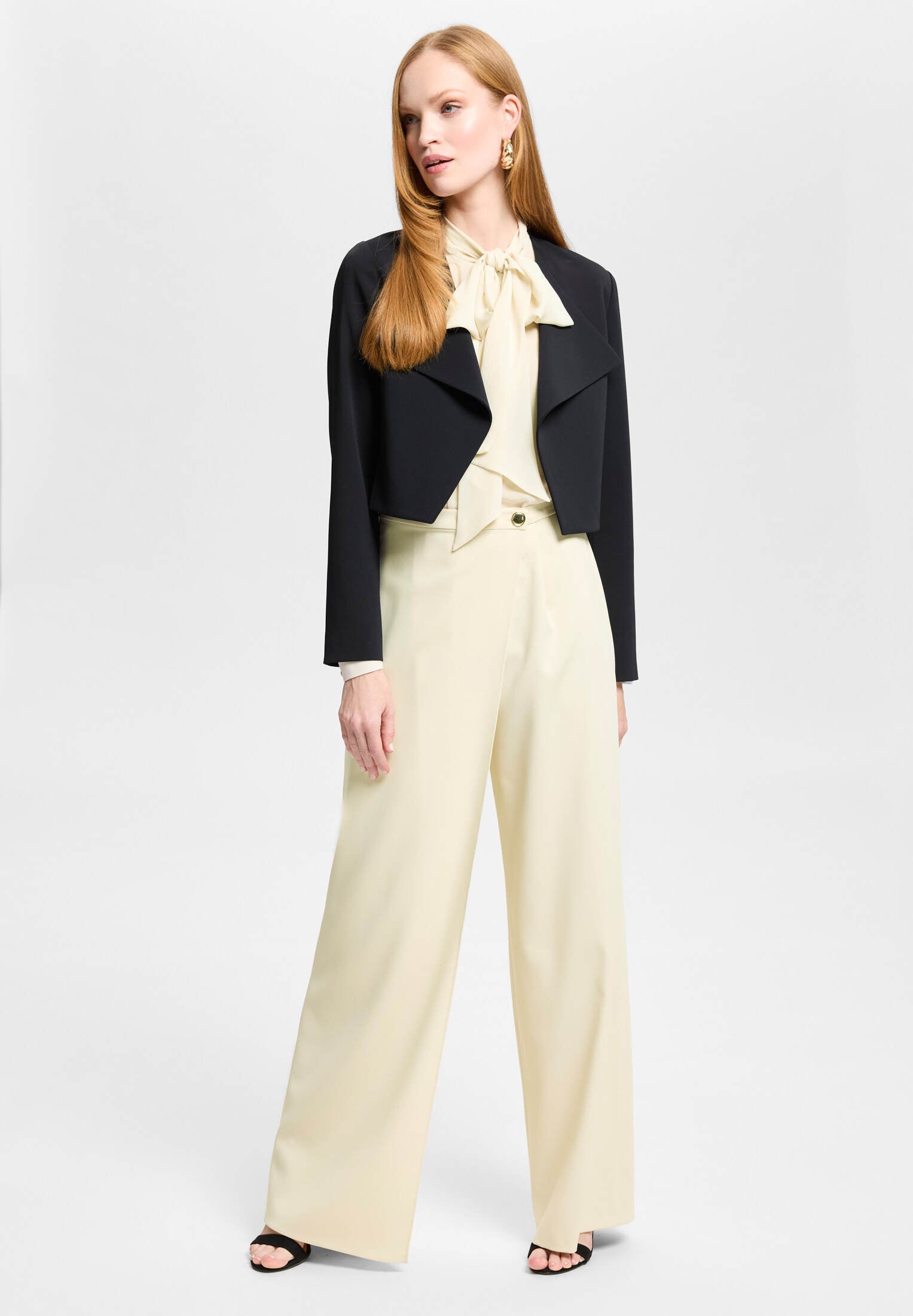 Verkürzter Blazer aus Webware black