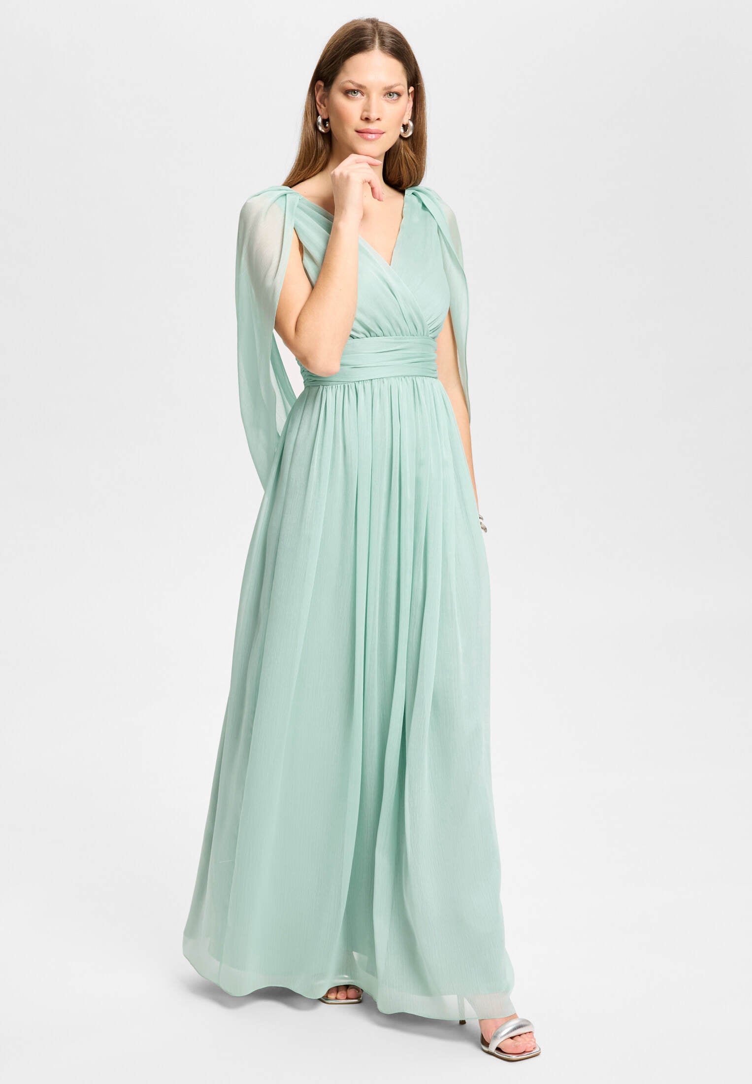 Abendkleid aus Crinkle Chiffon mit Schal-Cape