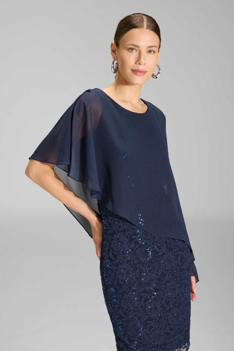 Pailletten-Kleid mit asymmetrischem Chiffon-Überwurf