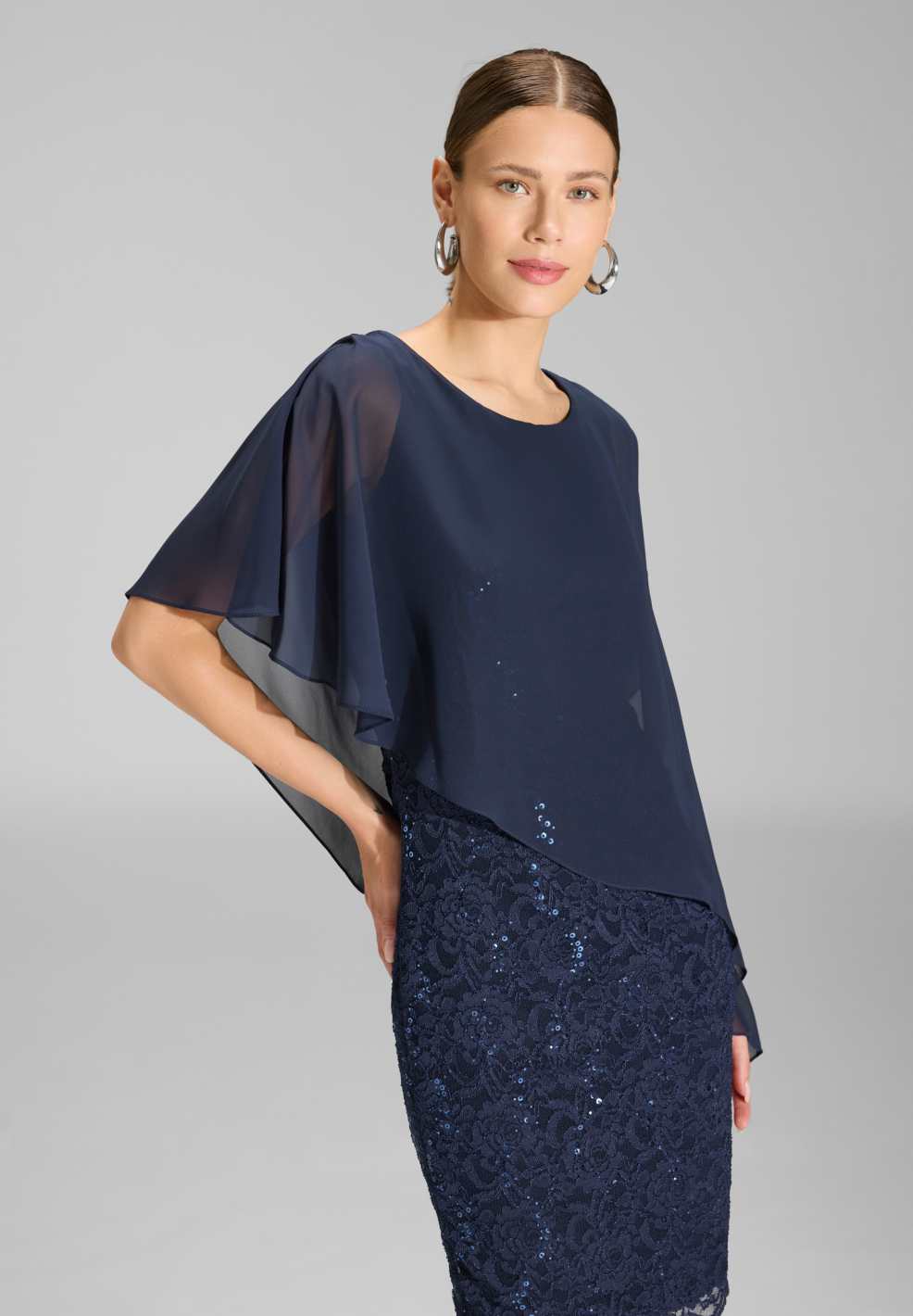 Pailletten-Kleid mit asymmetrischem Chiffon-Überwurf