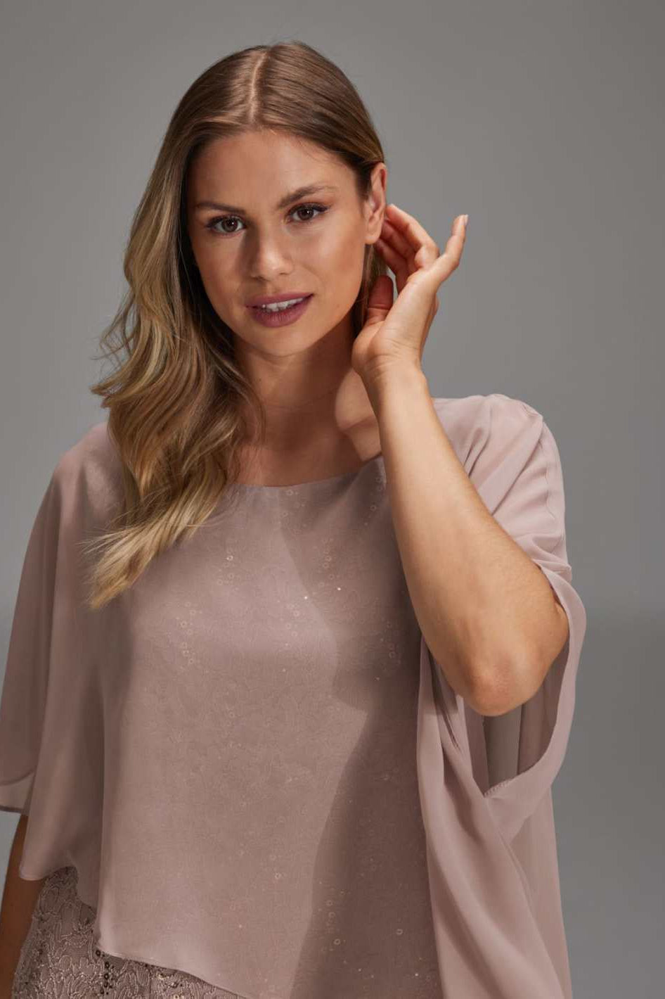 Pailletten-Kleid mit asymmetrischem Chiffon-Überwurf