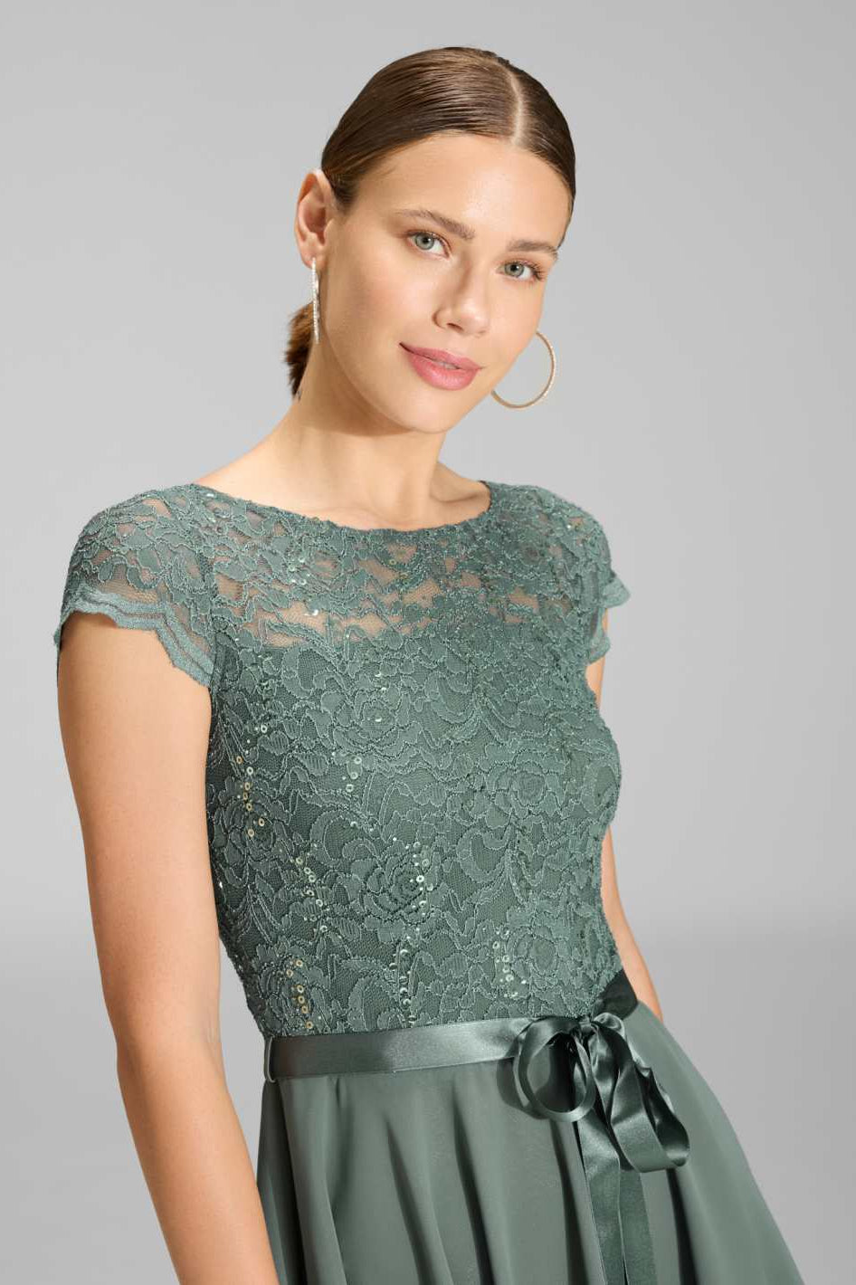 Kleid mit paillettenbesetztem Spitzenoberteil