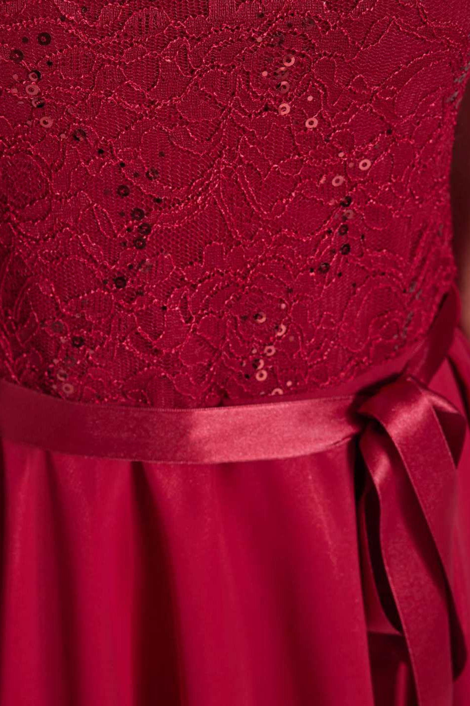 Kleid mit paillettenbesetztem Spitzenoberteil