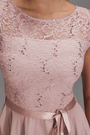 Kleid mit paillettenbesetztem Spitzenoberteil