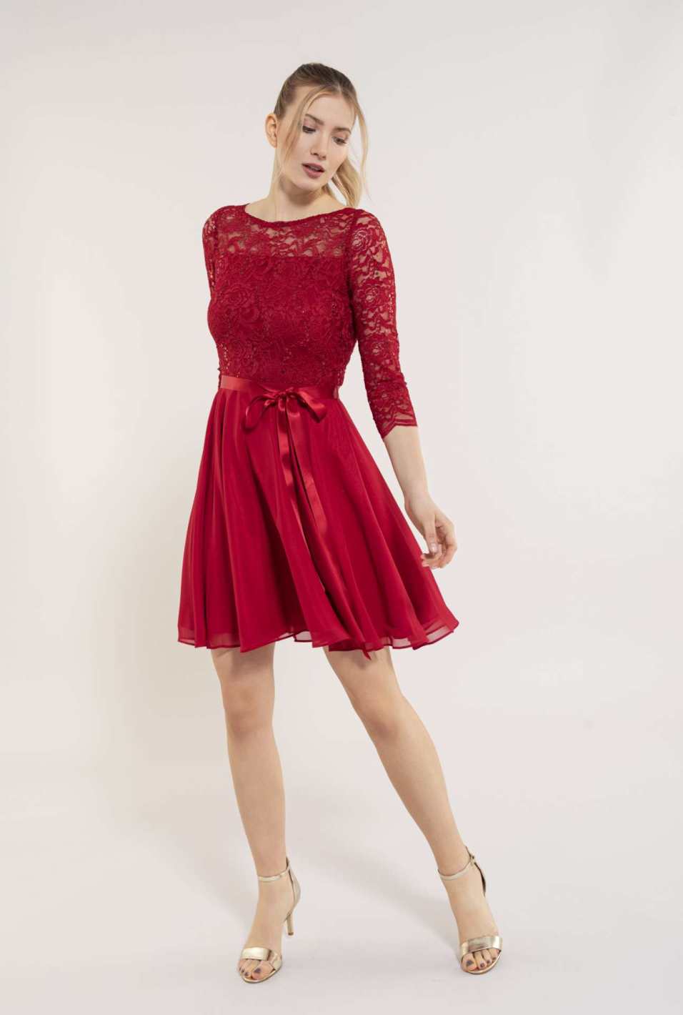 Kleid mit paillettenbesetztem Spitzenoberteil