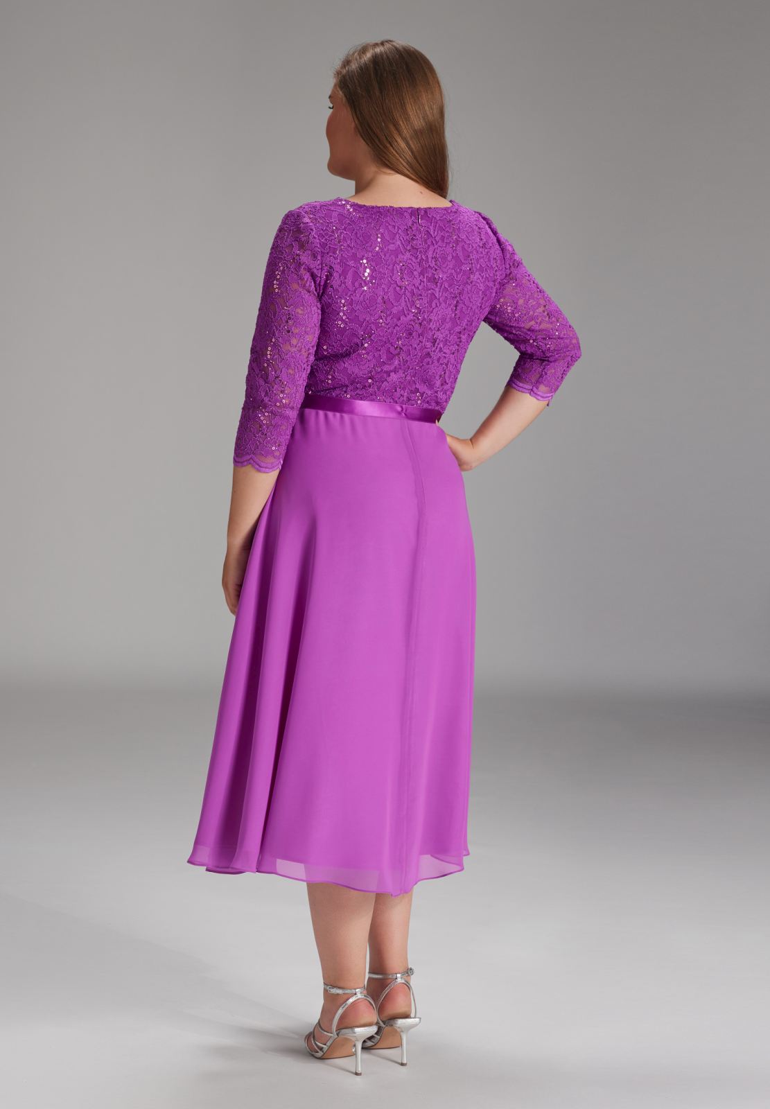 Tailliertes Chiffonkleid mit Spitze