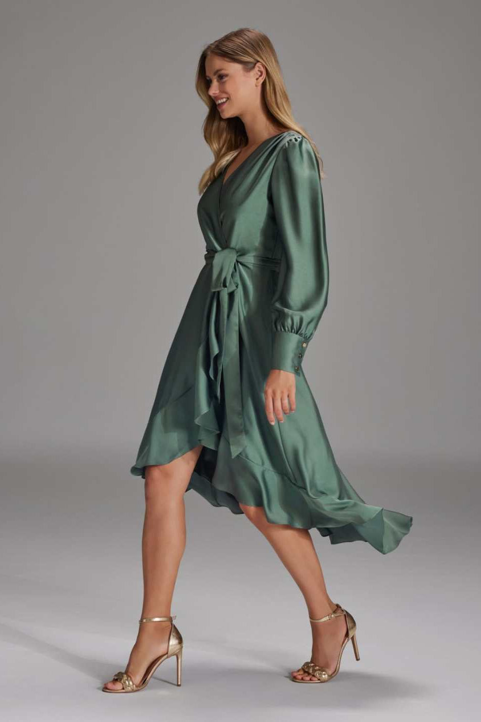 Vokuhila-Kleid mit blusigen Ärmeln