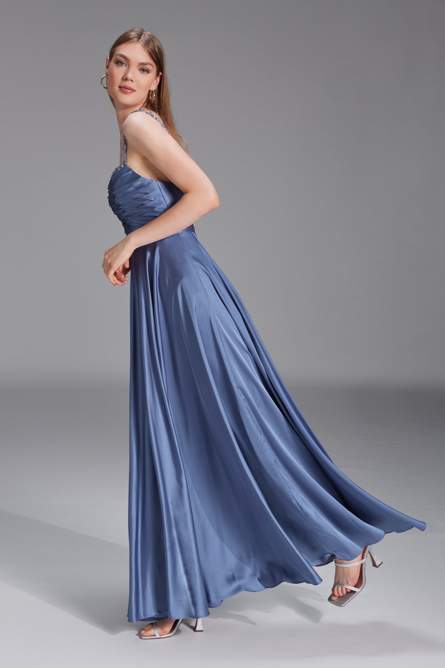 Satinkleid mit drapiertem Top und bestickten Trägern