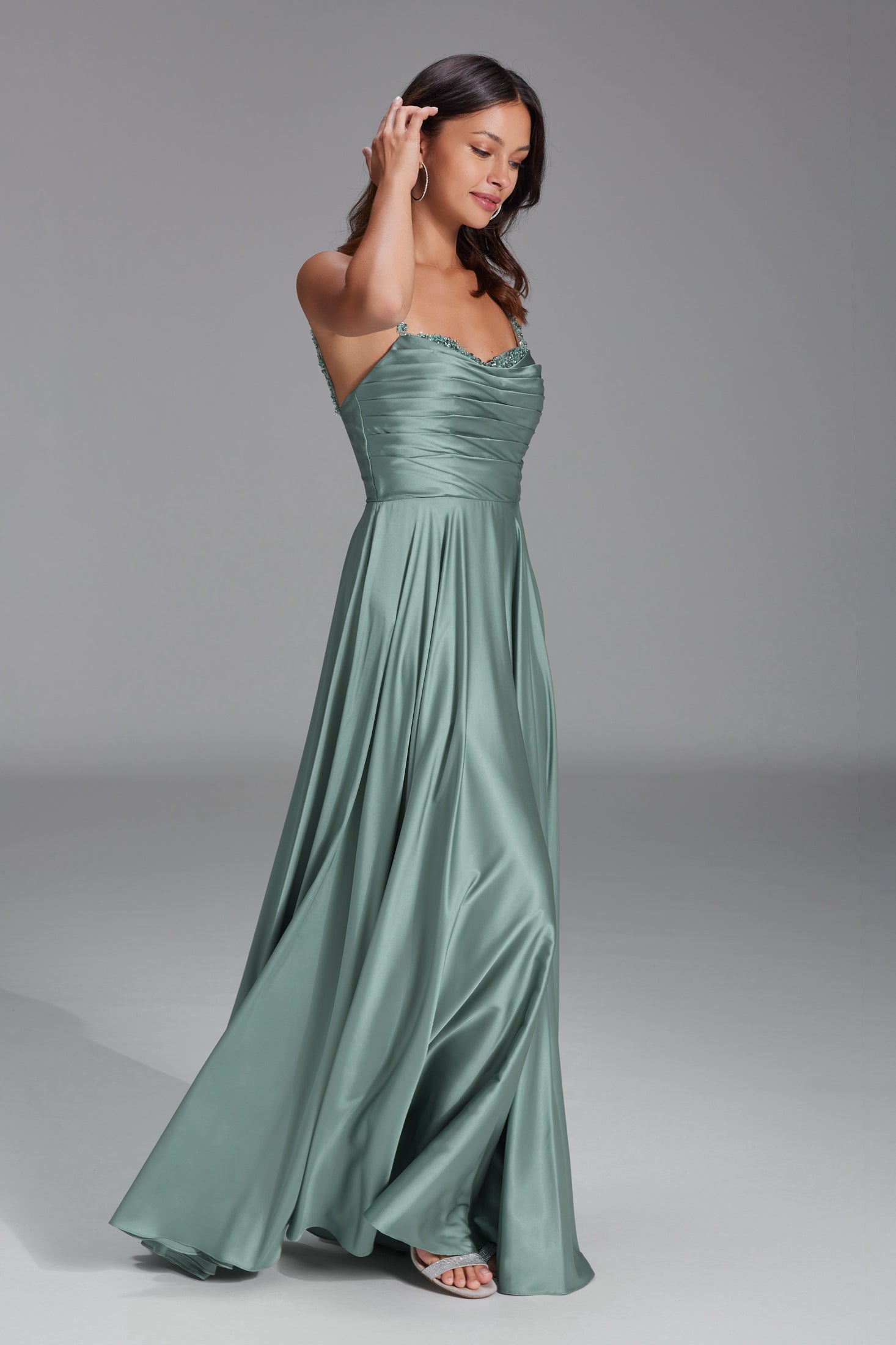 Satinkleid mit drapiertem Top und bestickten Trägern