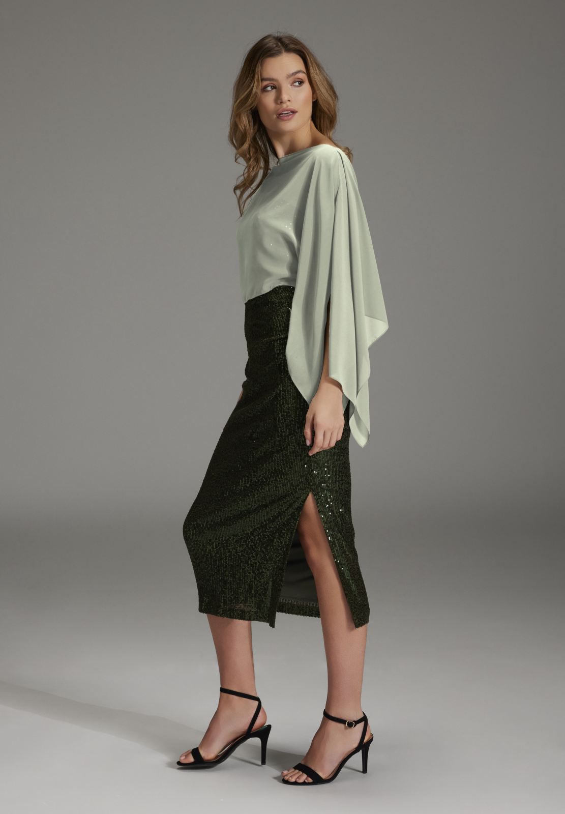 Stola aus nachhaltigem Chiffon mit Ärmelschlitzen