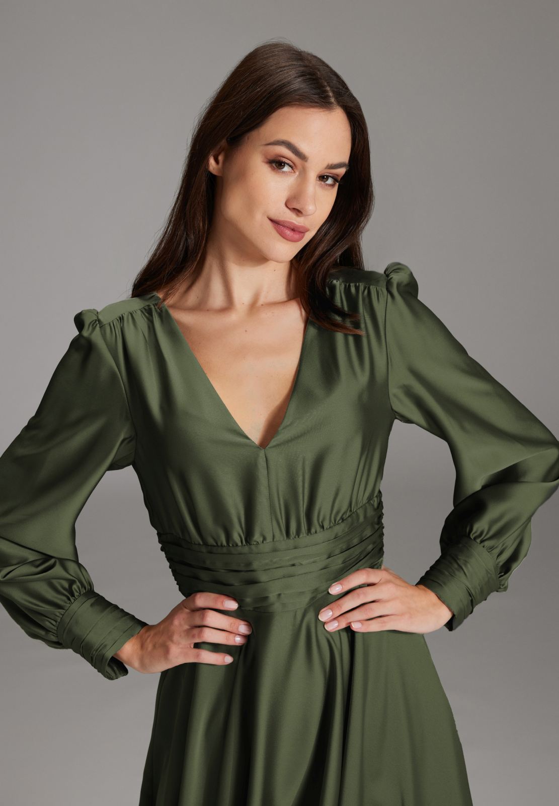 Cocktailkleid aus nachhaltigem Satin mit langen Ärmeln und Raff Details