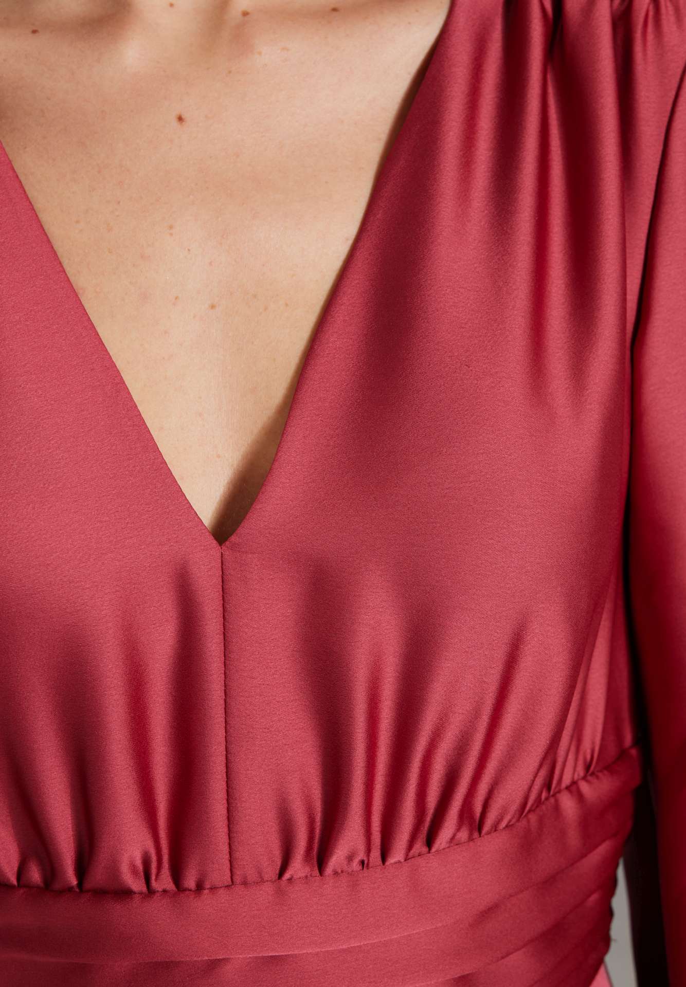 Cocktailkleid aus nachhaltigem Satin mit langen Ärmeln und Raff Details