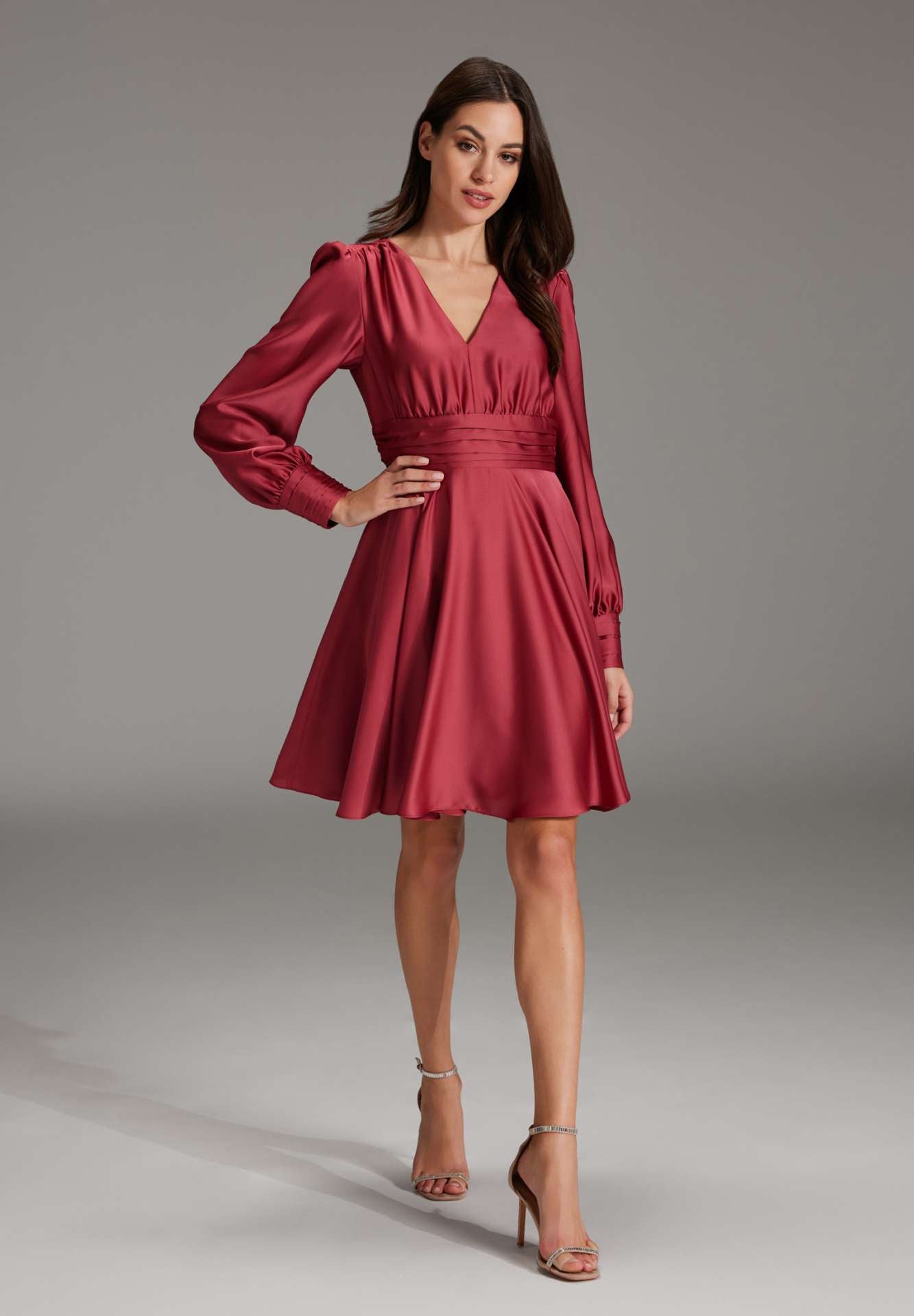 Cocktailkleid aus nachhaltigem Satin mit langen Ärmeln und Raff Details