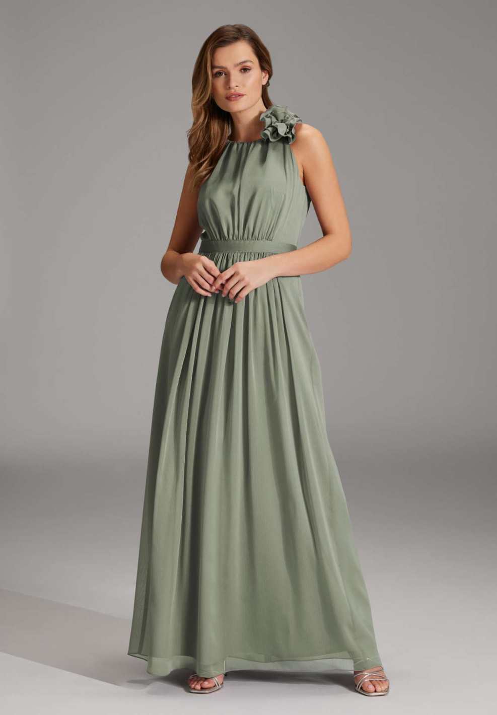 Abendkleid aus Crinkle Chiffon mit dekorativer Blüte eucalyptus green