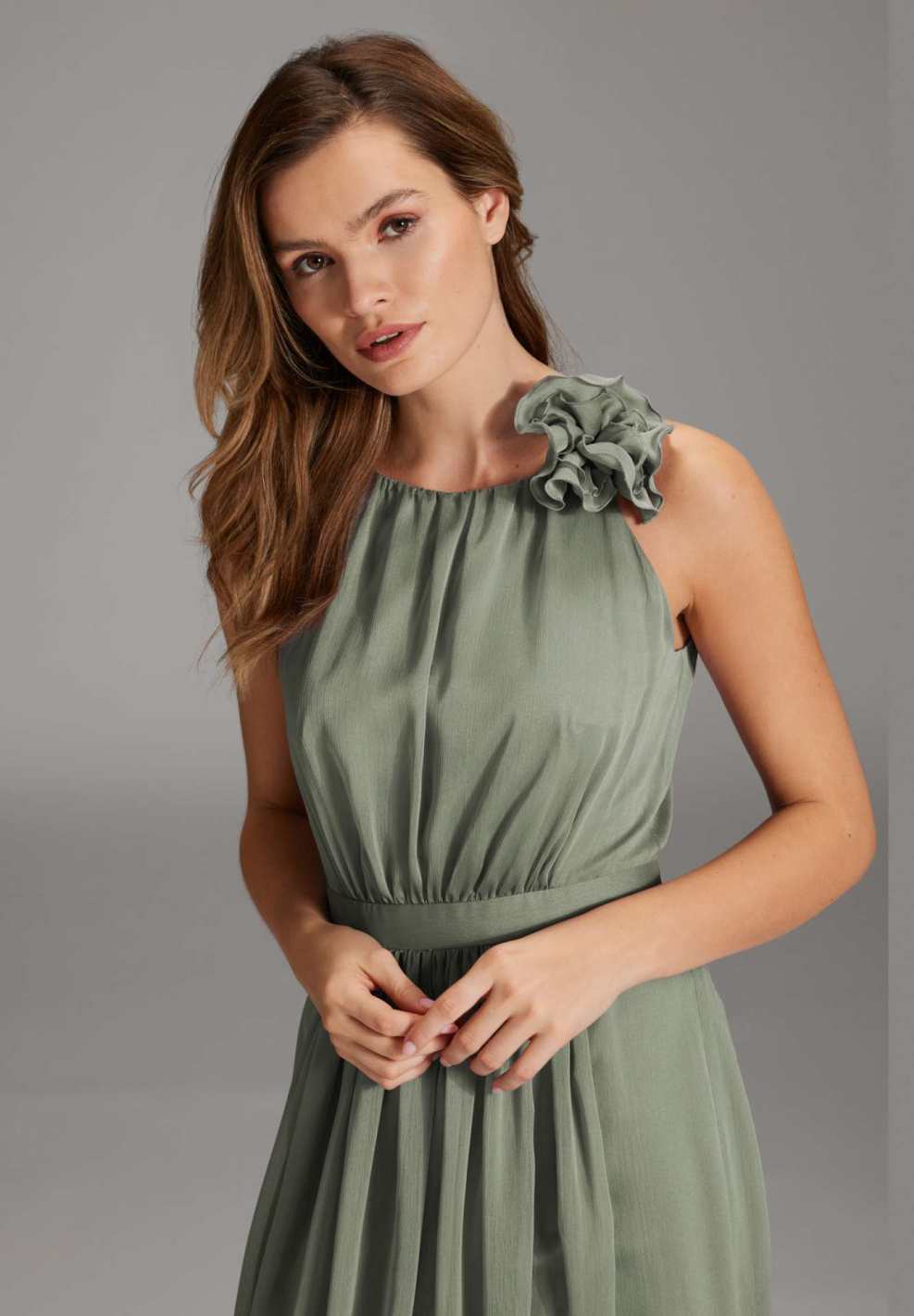 Abendkleid aus Crinkle Chiffon mit dekorativer Blüte