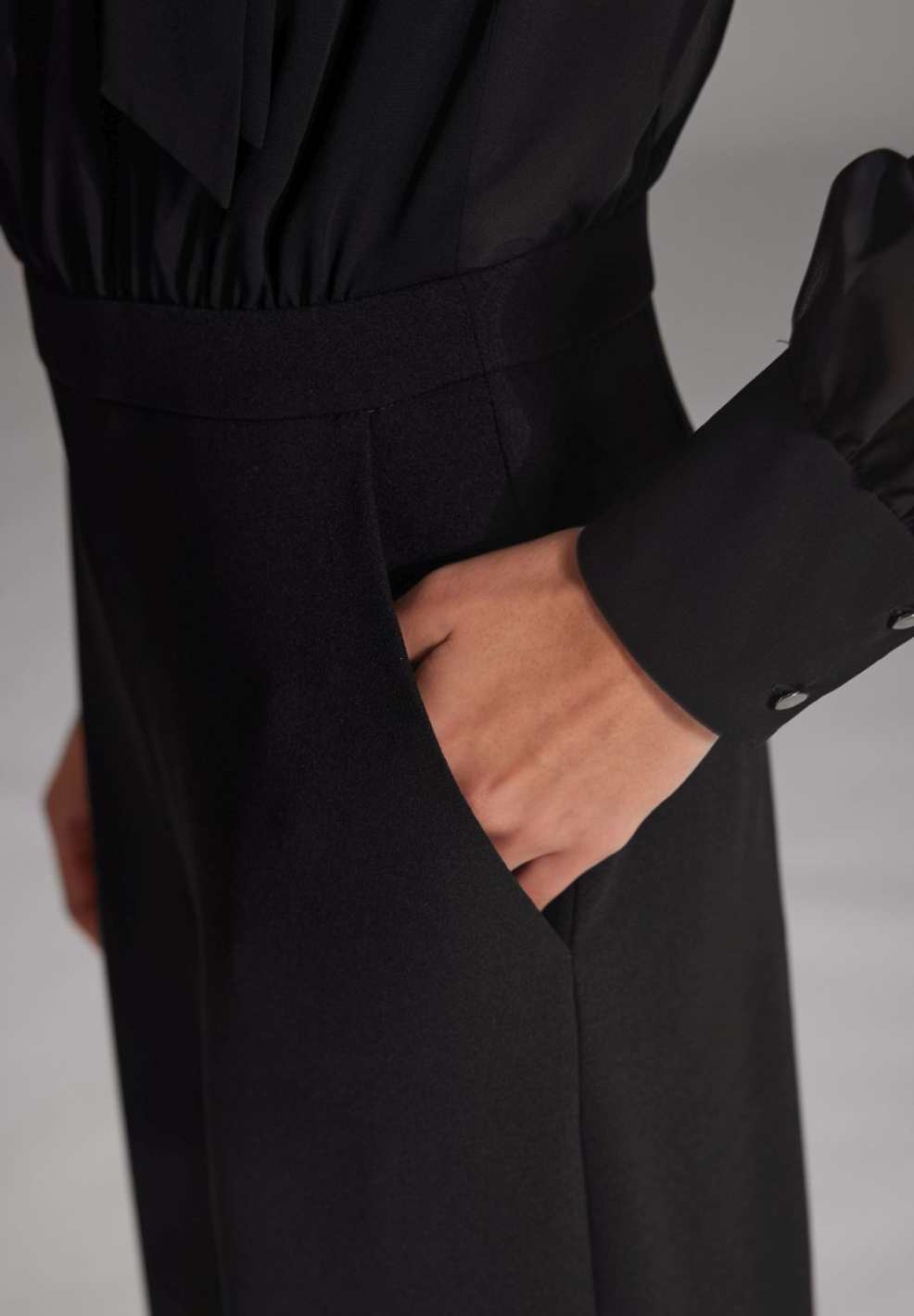 Langärmeliger Jumpsuit mit Schluppe aus Crepe Jersey und Chiffon Mix