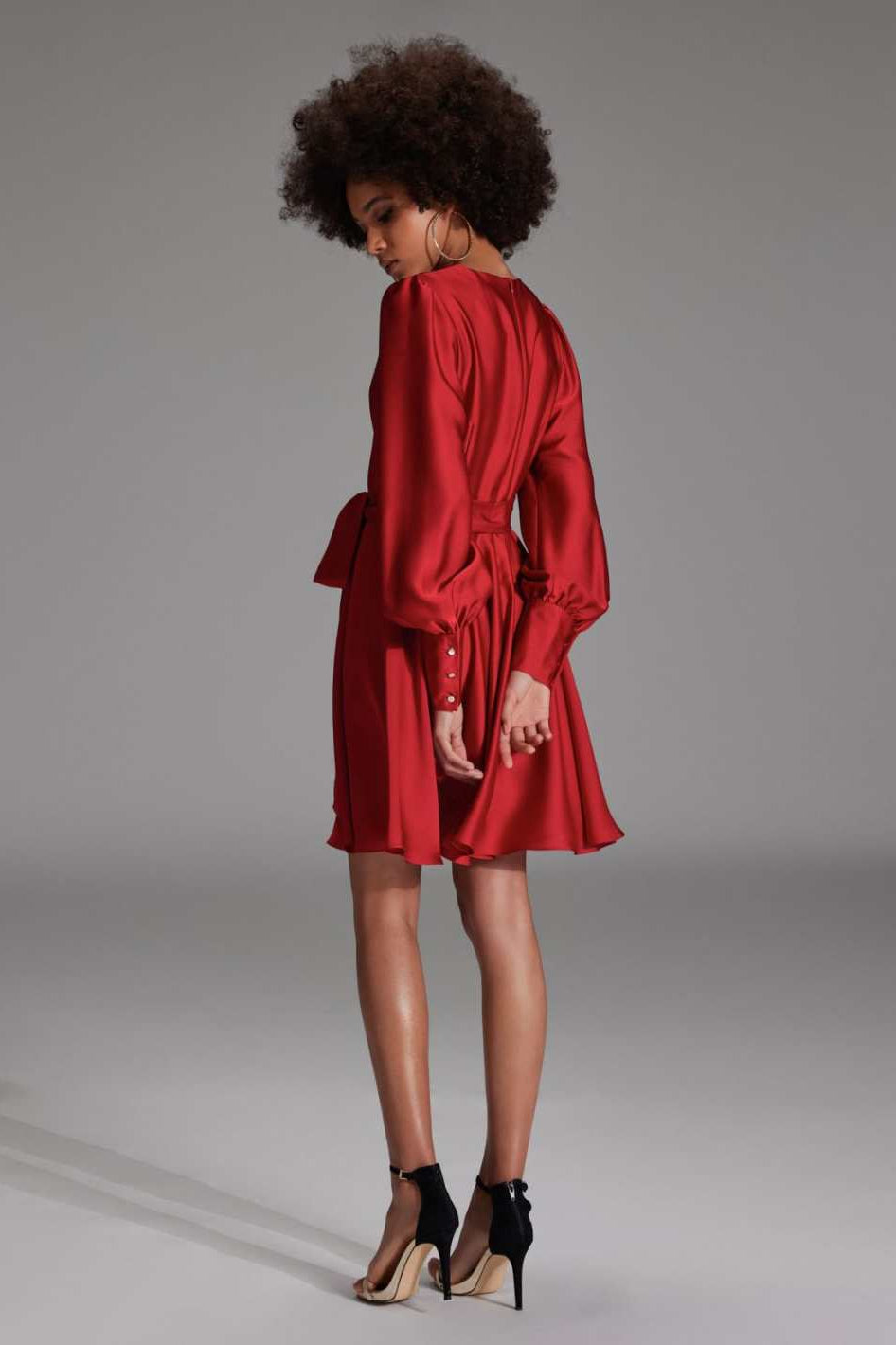 Cocktailkleid aus Satin mit breiten Manschetten, Wickel Oberteil und Tellerrock