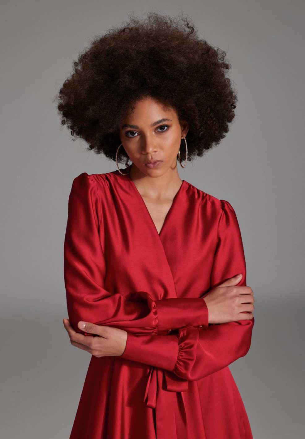 Cocktailkleid aus Satin mit breiten Manschetten, Wickel Oberteil und Tellerrock