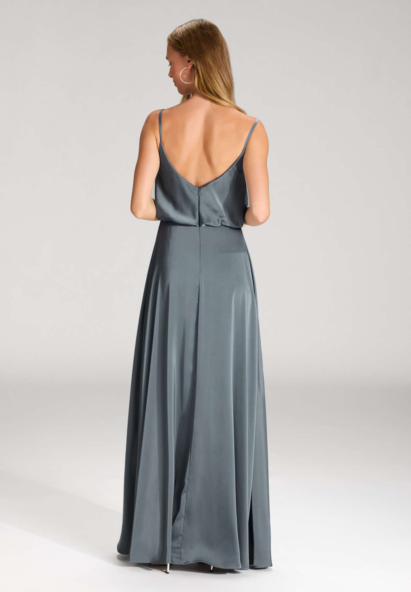 Abendkleid aus Satin mit angedeutetem Wasserfallausschnitt