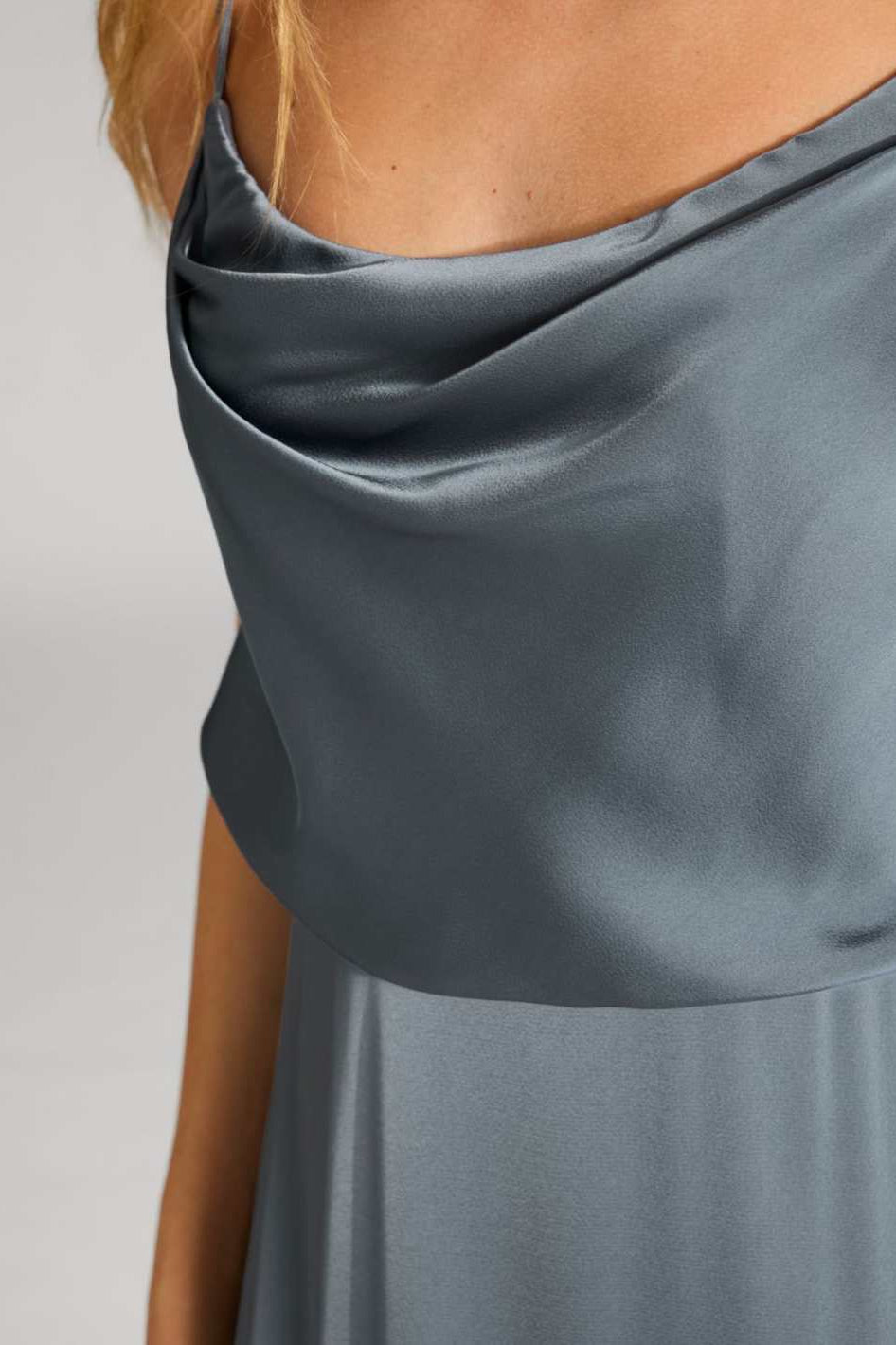 Abendkleid aus Satin mit angedeutetem Wasserfallausschnitt