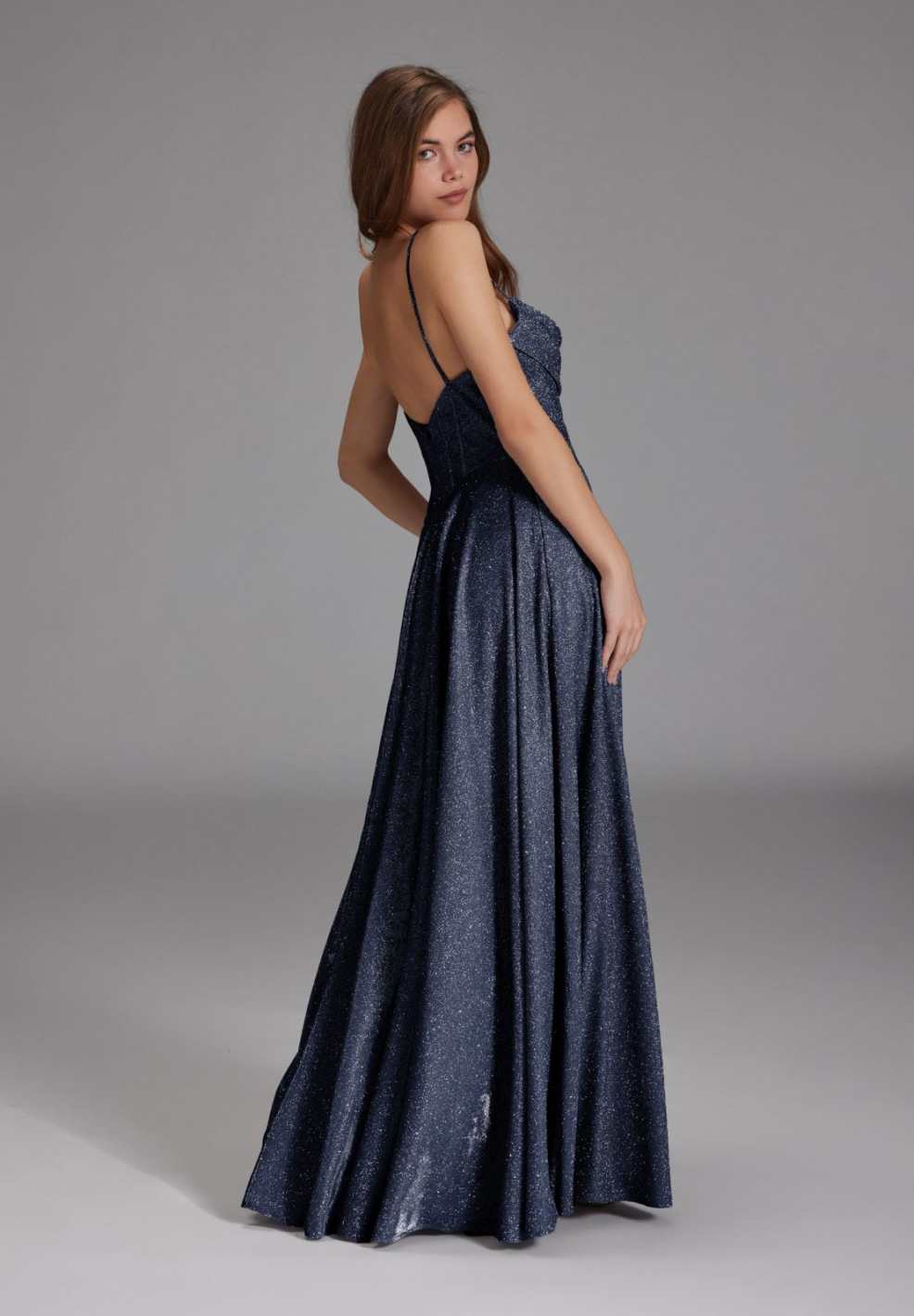 Schimmerndes Abendkleid mit Drapierung