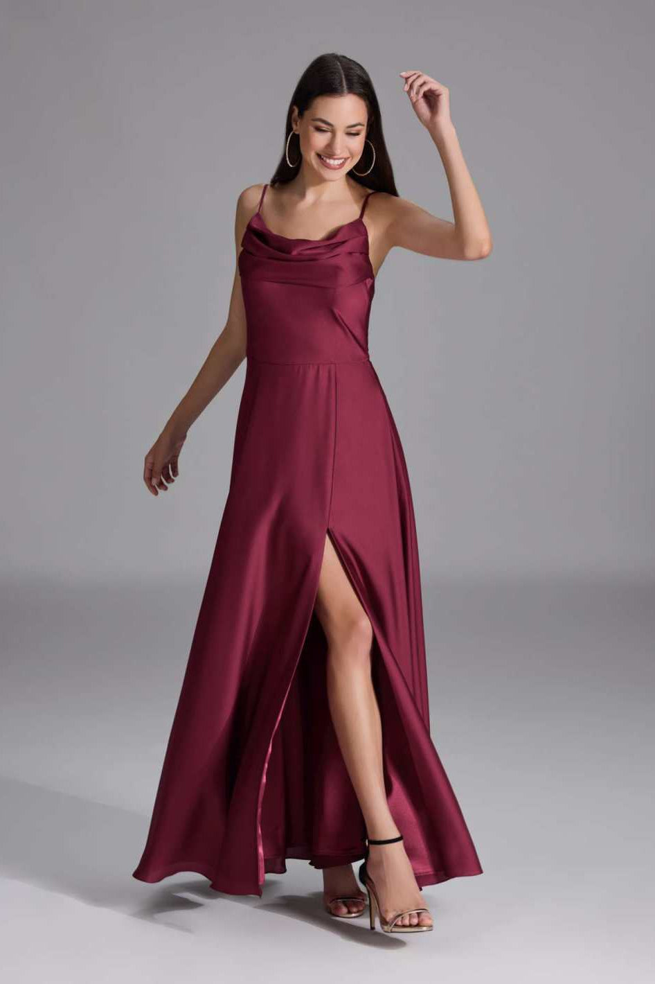 Abendkleid aus nachhaltigem Satin mit Wasserfall-Ausschnitt und Beinschlitz