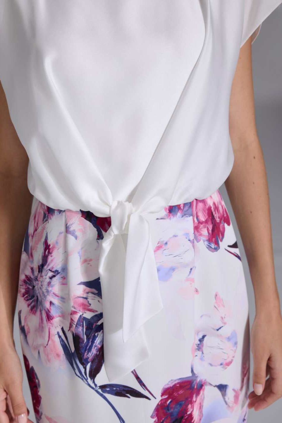 Etuikleid aus floral bedrucktem Scuba und Satin