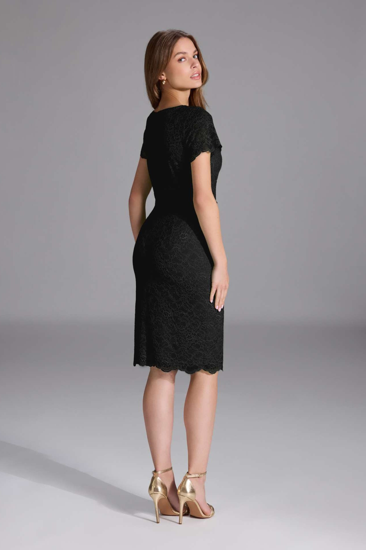 Etui Kleid aus feiner Spitze mit Bogenkante