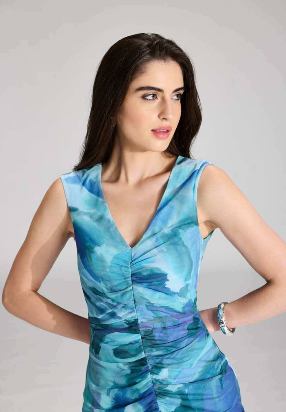 Etuikleid mit V-Ausschnitt und Raffung aus bedrucktem Mesh