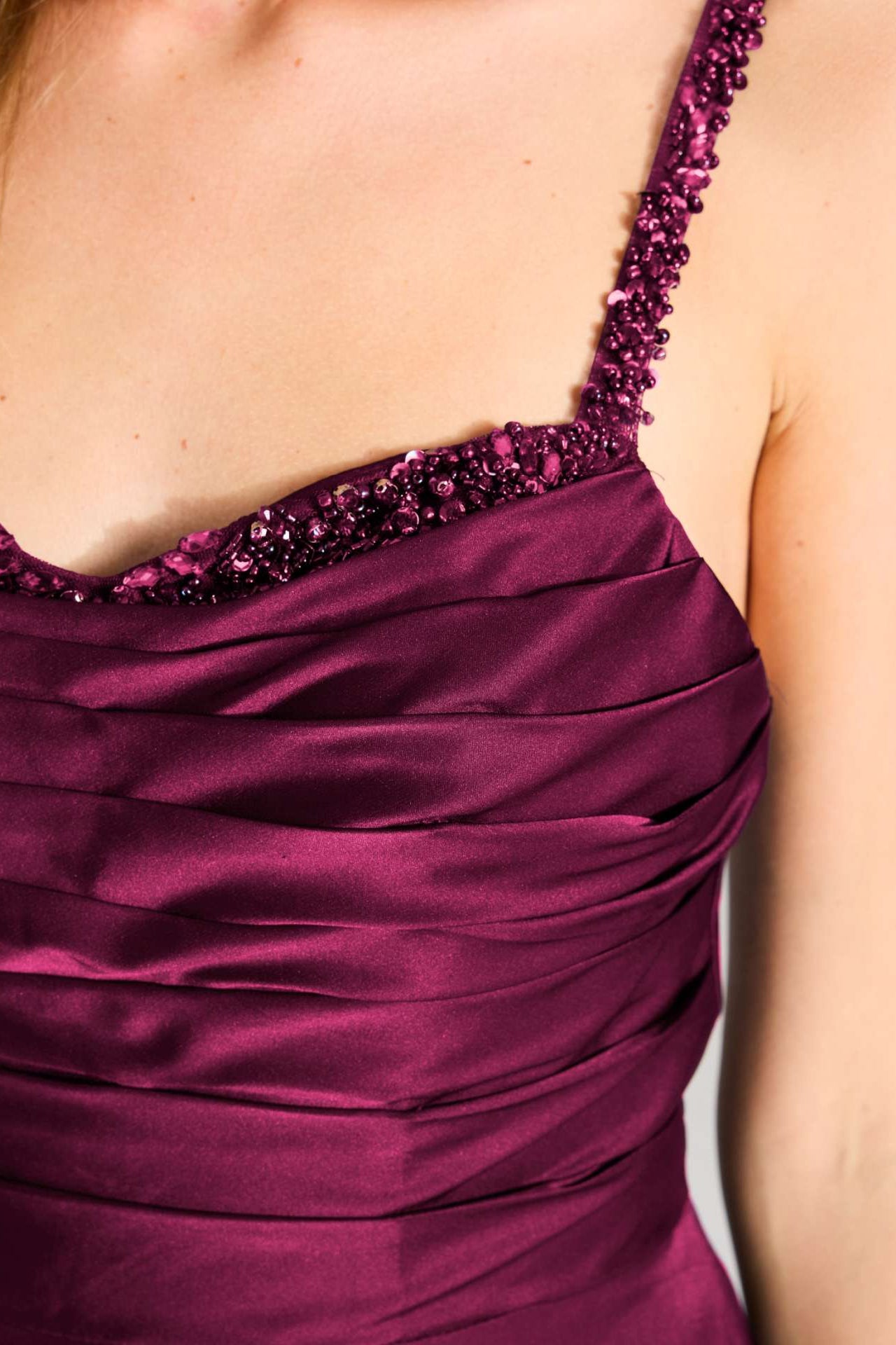 Satinkleid mit drapiertem Top und bestickten Trägern