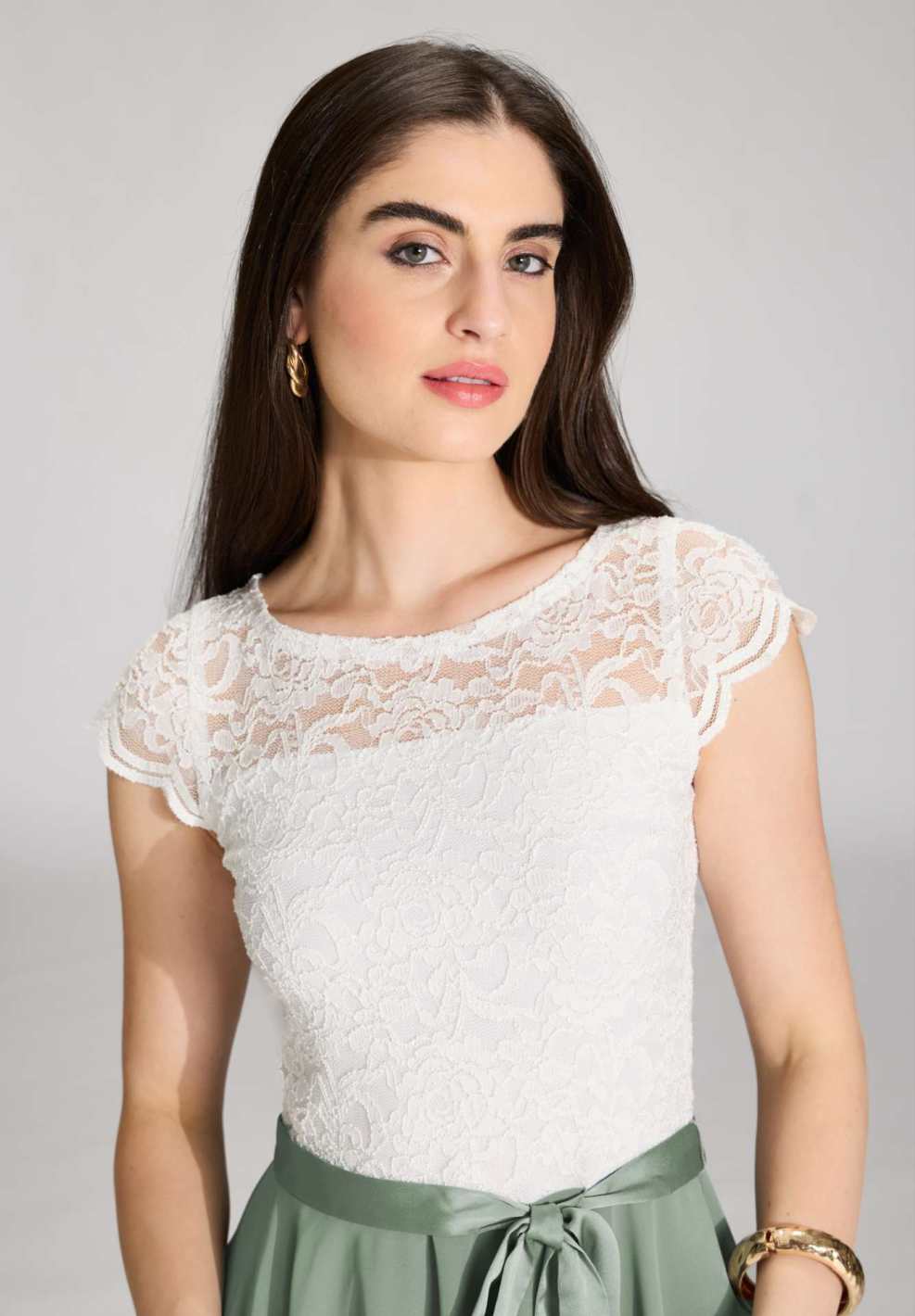 Zweifarbiges Kleid mit filigraner Spitze