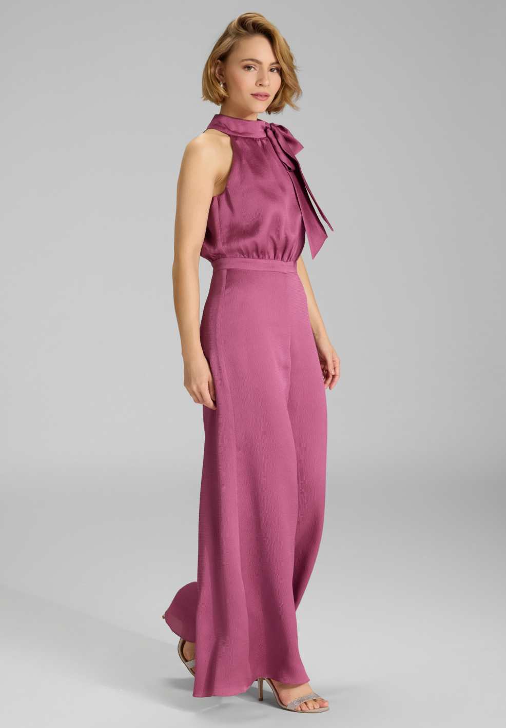 Jumpsuit mit Schluppe aus gehämmertem Satin