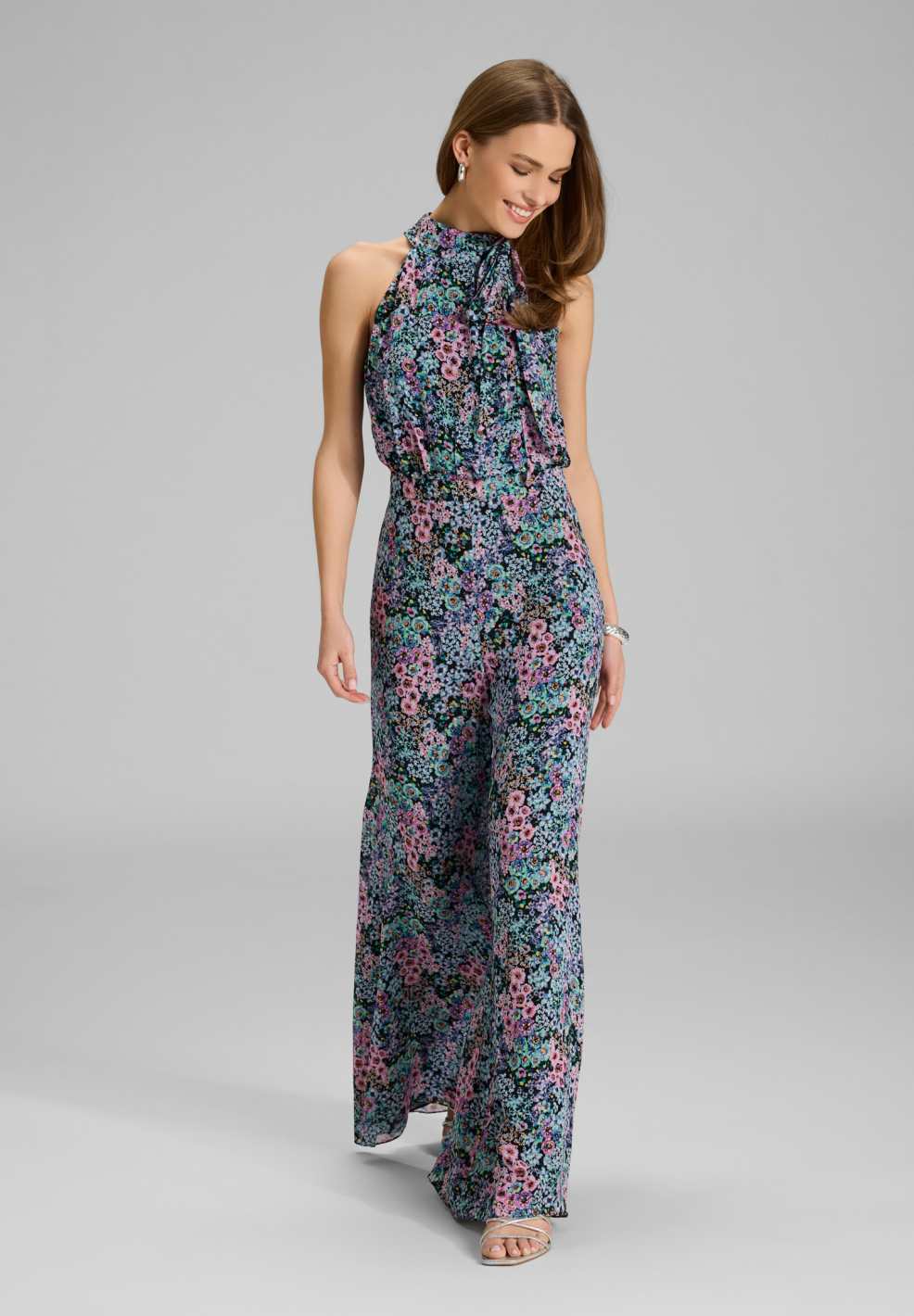 Jumpsuit mit Schluppe aus floral bedrucktem Viscose Material