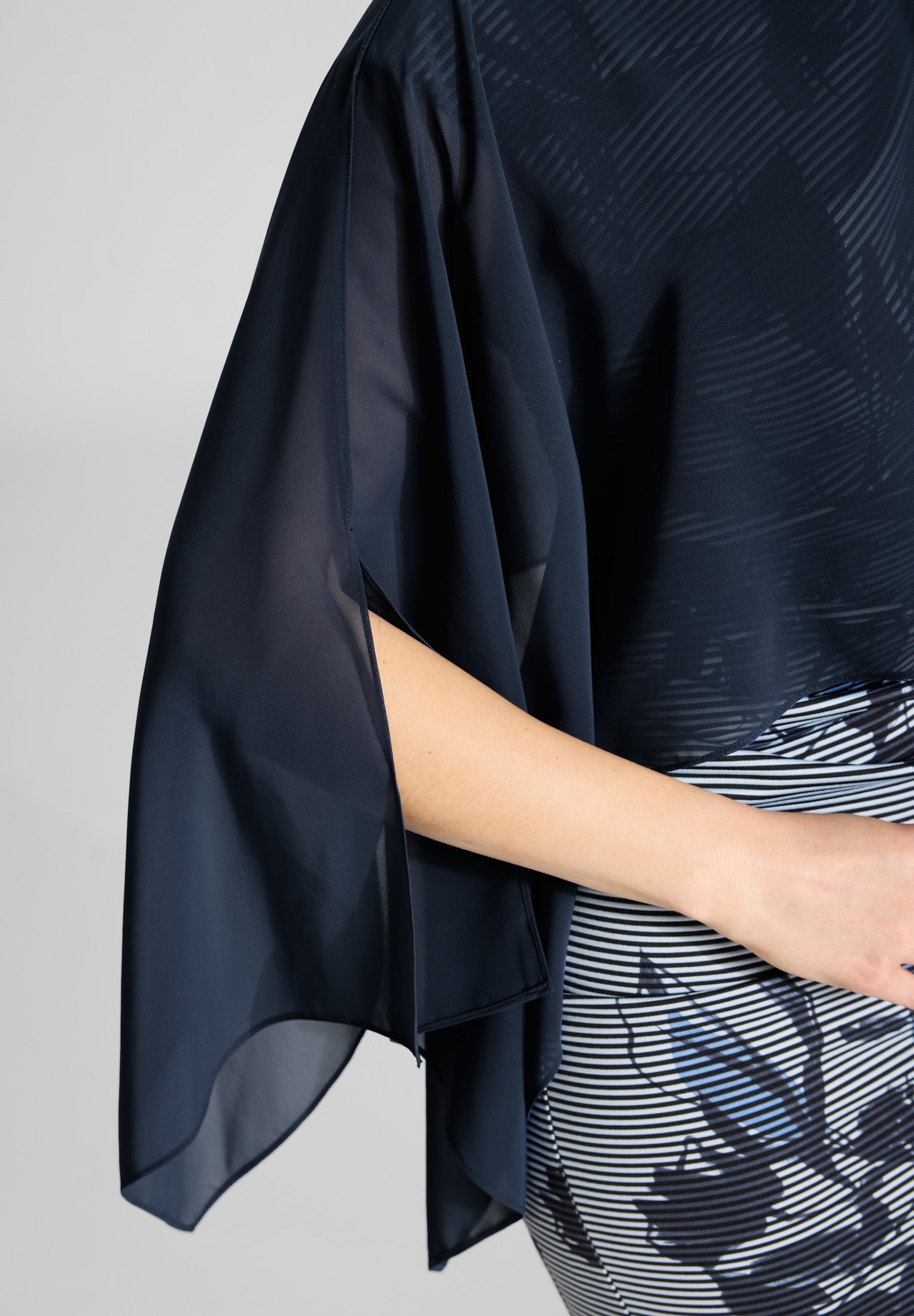 Schlupf-Stola aus Chiffon mit Ärmelschlitzen