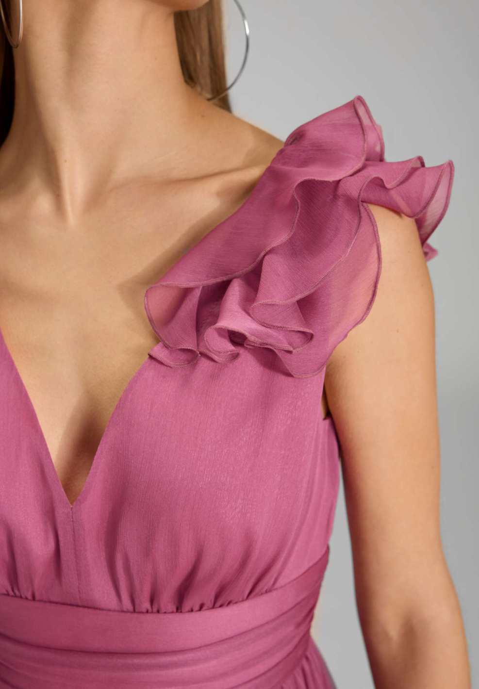 Cocktailkleid aus Crinkle Chiffon mit Volant Detail an der Schulter