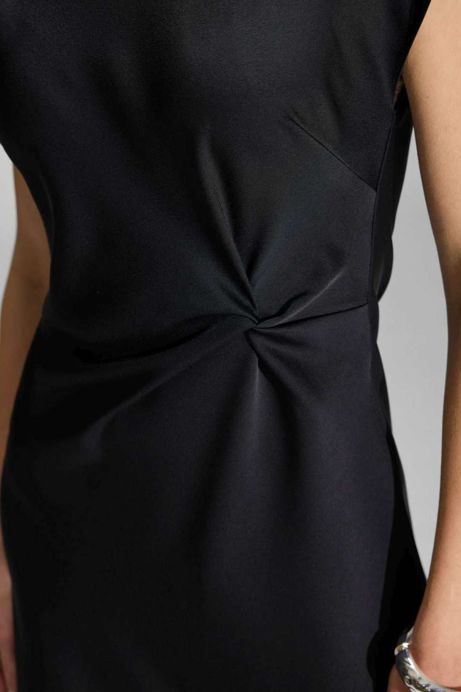 Slip Dress aus Satin mit Twist Detail