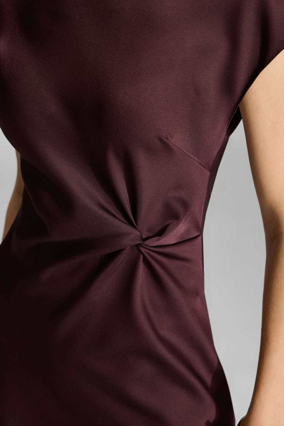 Slip Dress aus Satin mit Twist Detail