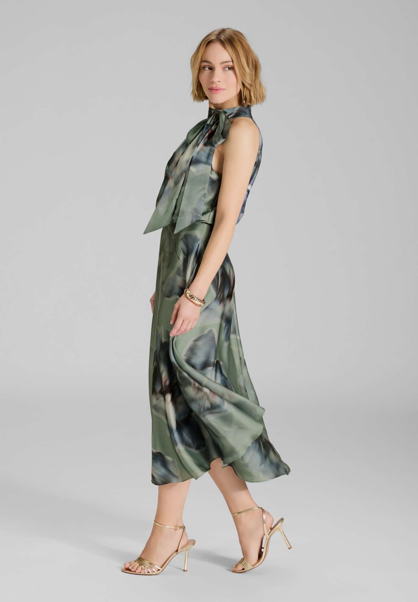 Bedrucktes Cocktailkleid mit Schluppe aus nachhaltigem Satin