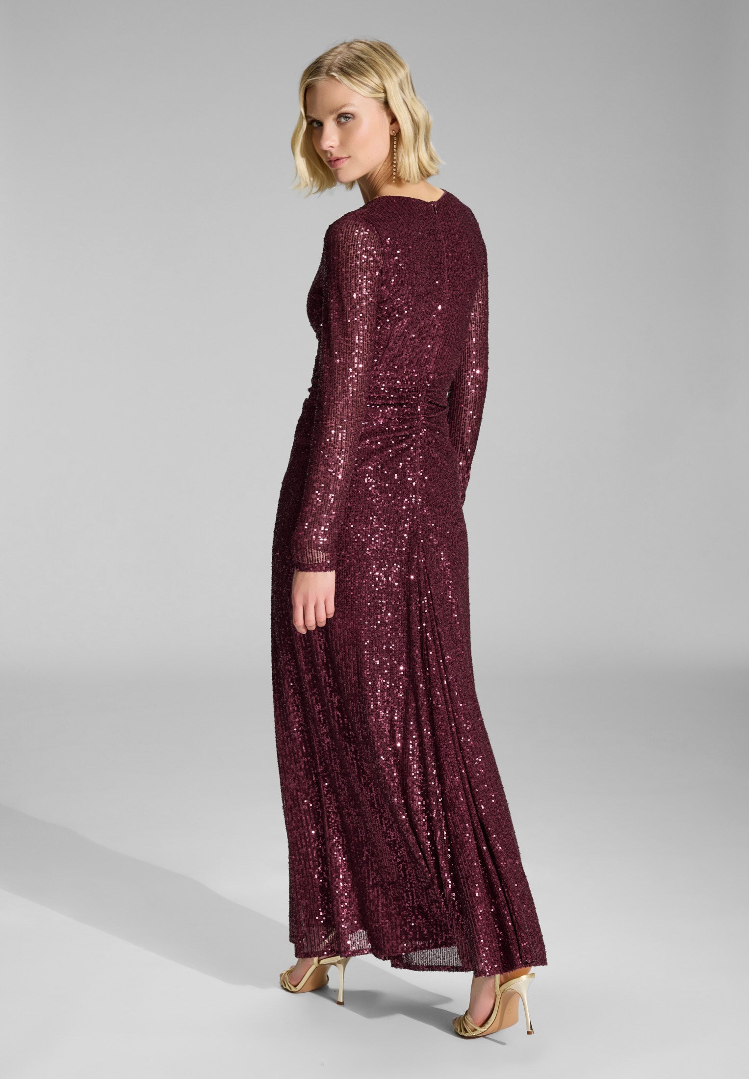 Abendkleid aus elastischem Paillettenstoff