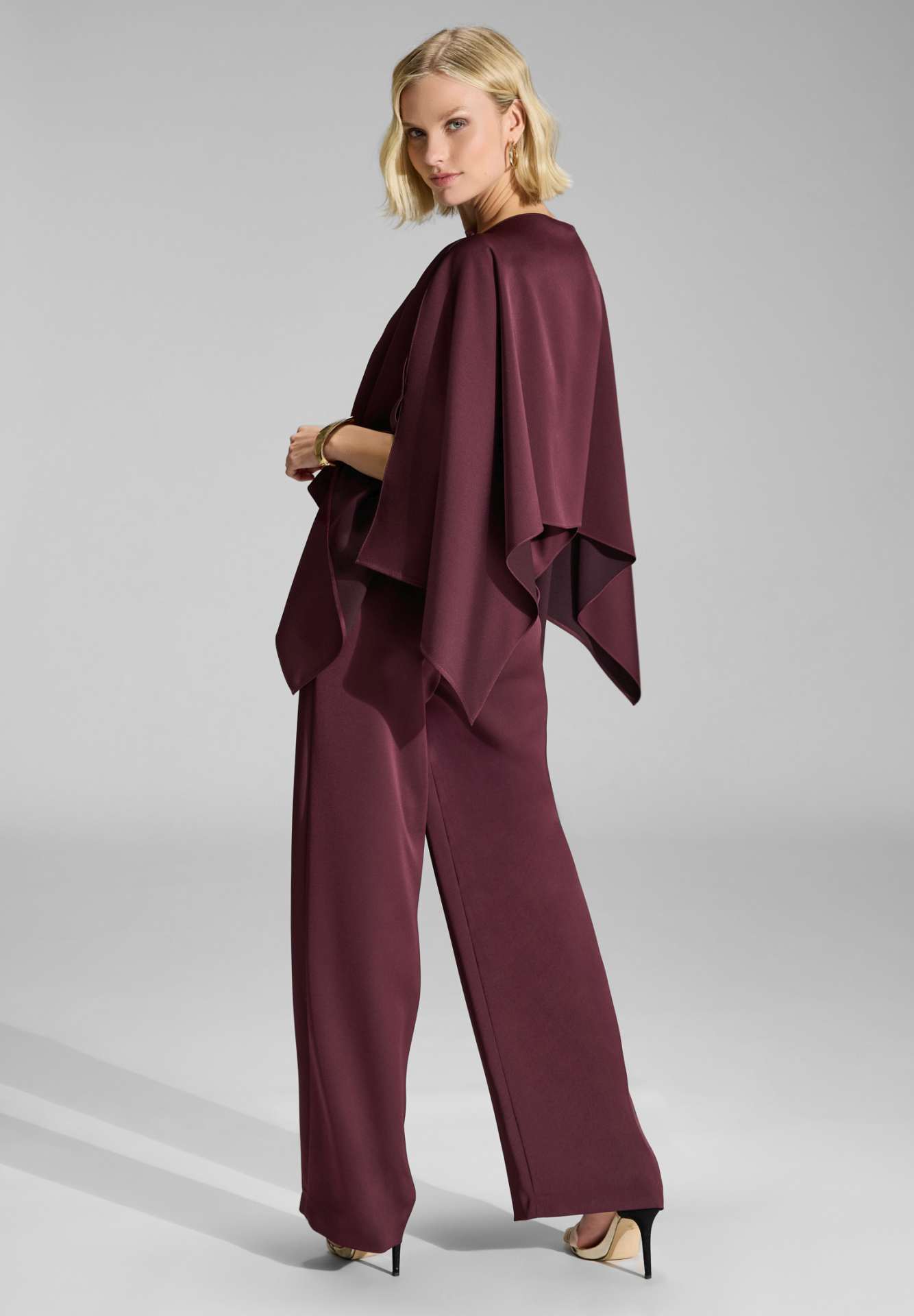 Cape-Top aus Satin mit seitlichen Schlitzen