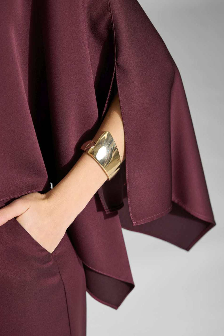 Cape-Top aus Satin mit seitlichen Schlitzen