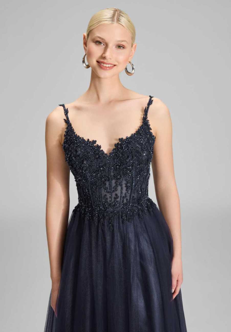 Ausgestelltes Tüllkleid mit Stickerei